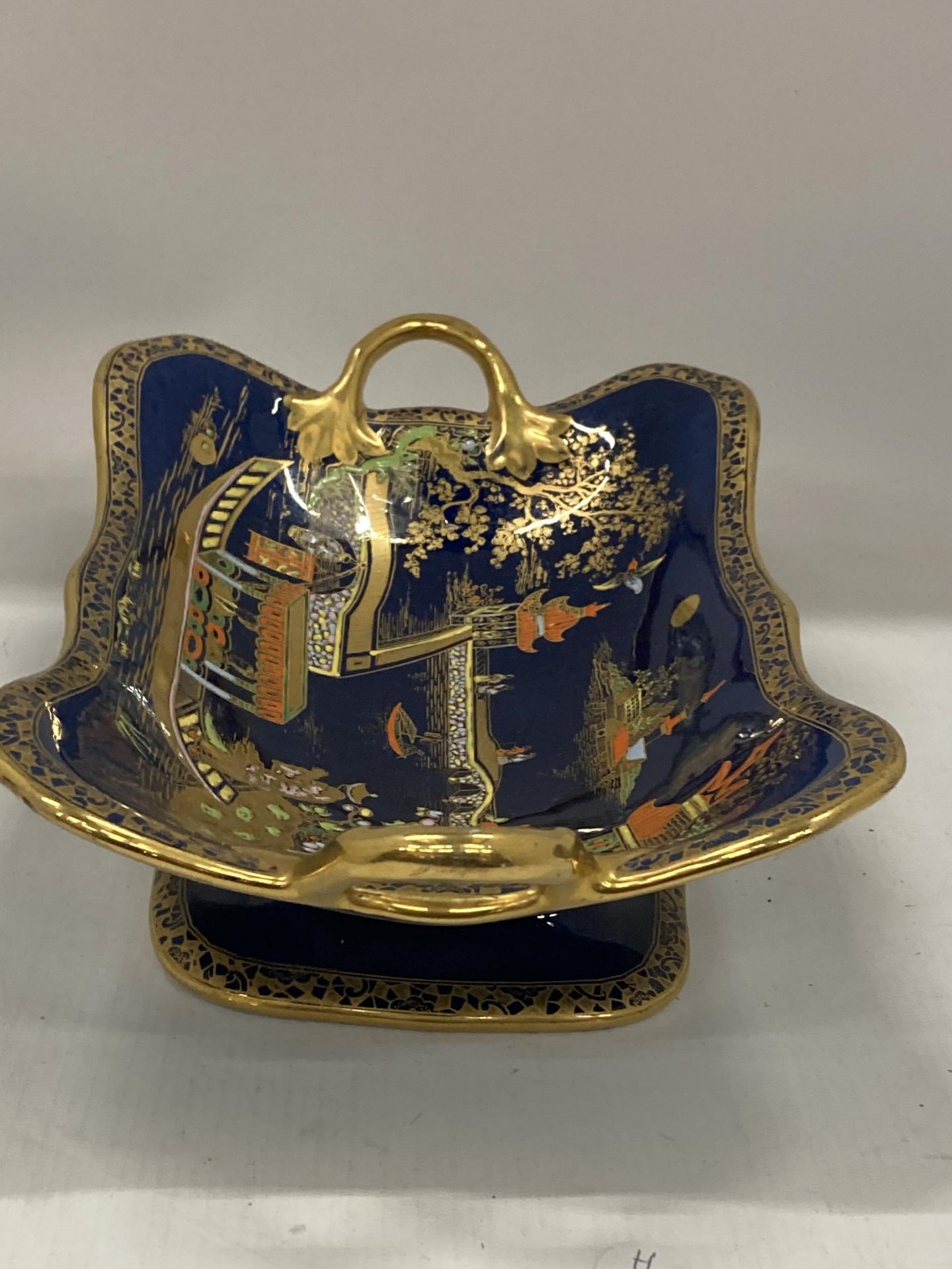 A CARLTON WARE TWIN HANDLED PEDESTAL BOWL DECORATED IN THE 'MIKADO' PATTERN WITH GILT DESIGN ON A - Bild 4 aus 4