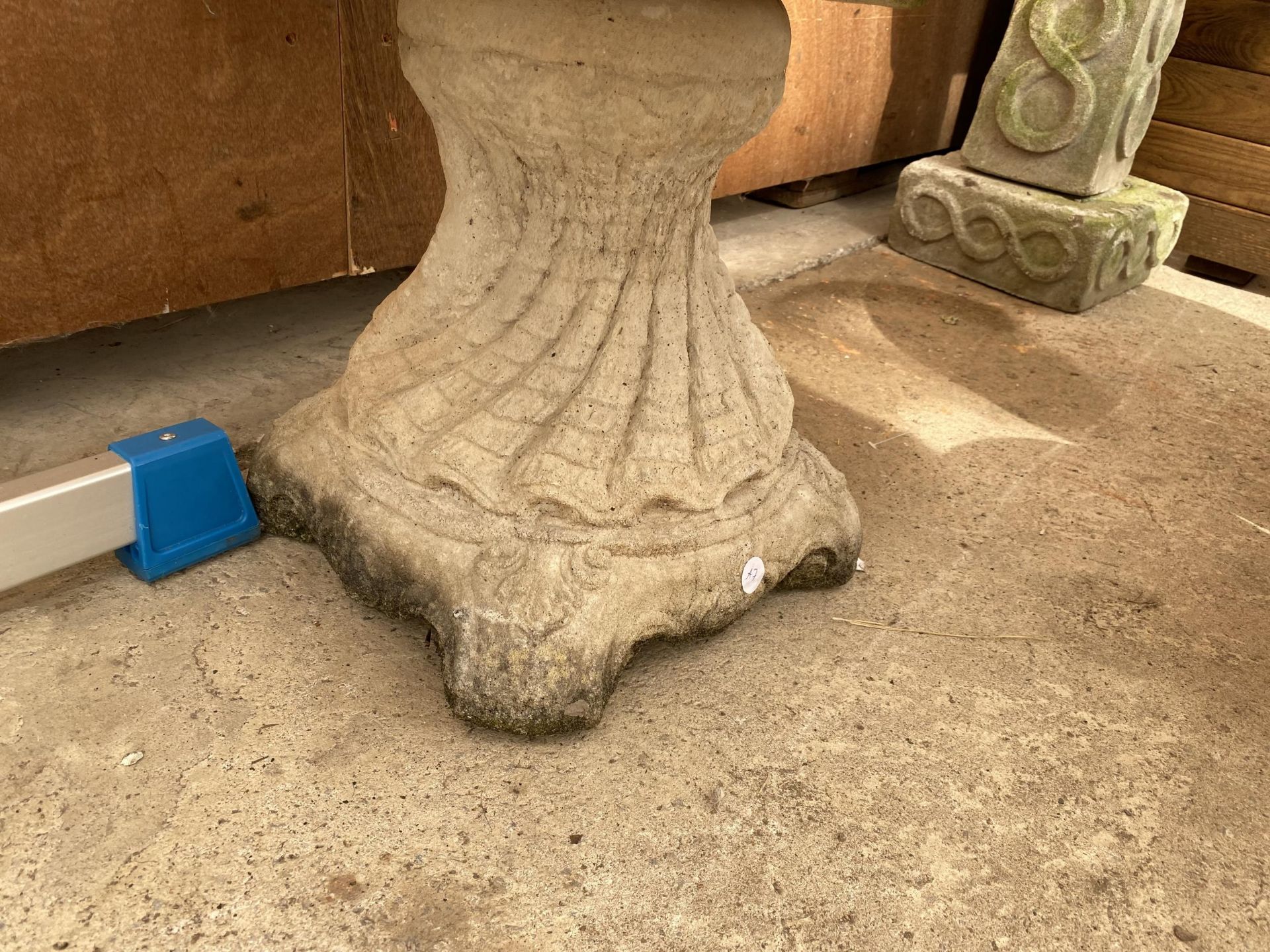 A RECONSTITUTED STONE BIRD BATH WITH PEDESTAL BASE AND SHEEL SHAPED TOP - Image 3 of 3