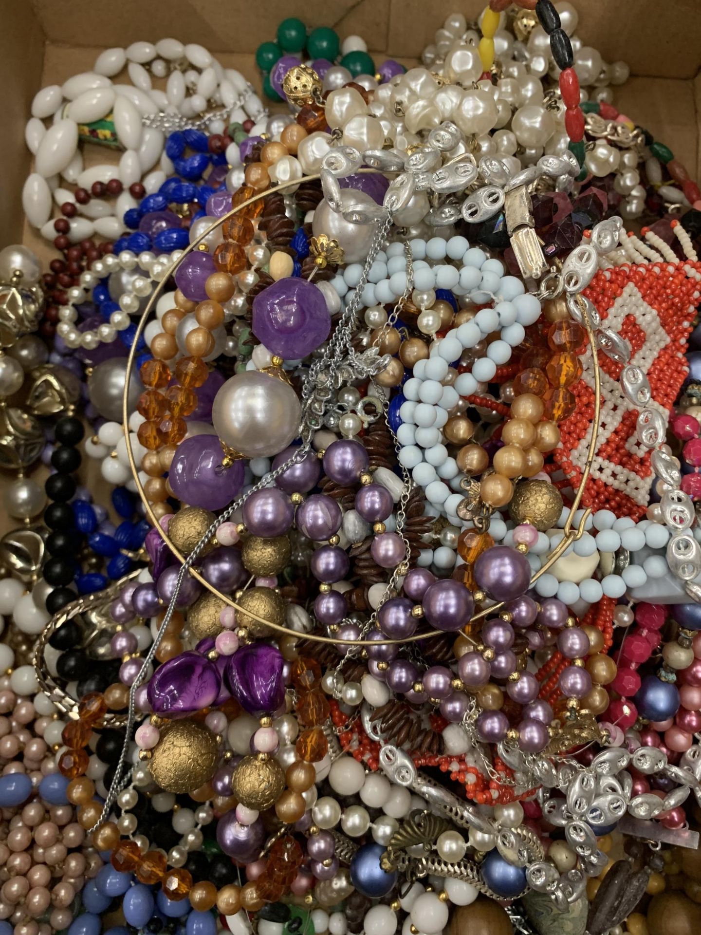 A QUANTITY OF COSTUME JEWELLERY NECKLACES AND BEADS - Image 3 of 4