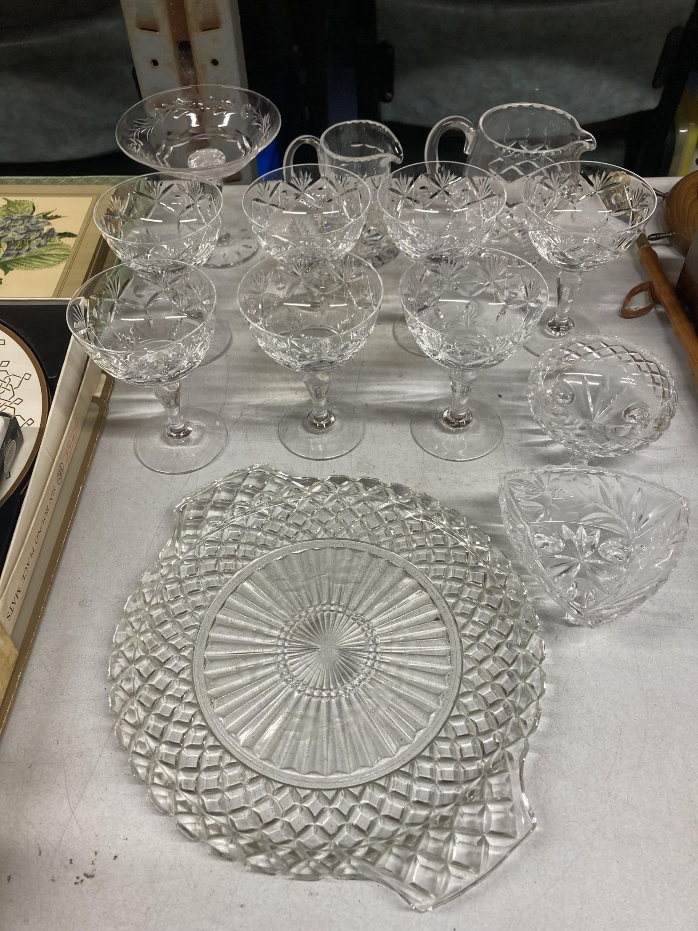 A QUANTITY OF GLASSWARE TO INCLUDE DESSERT BOWLS, SUGAR BOWLS, JUGS AND TRAY