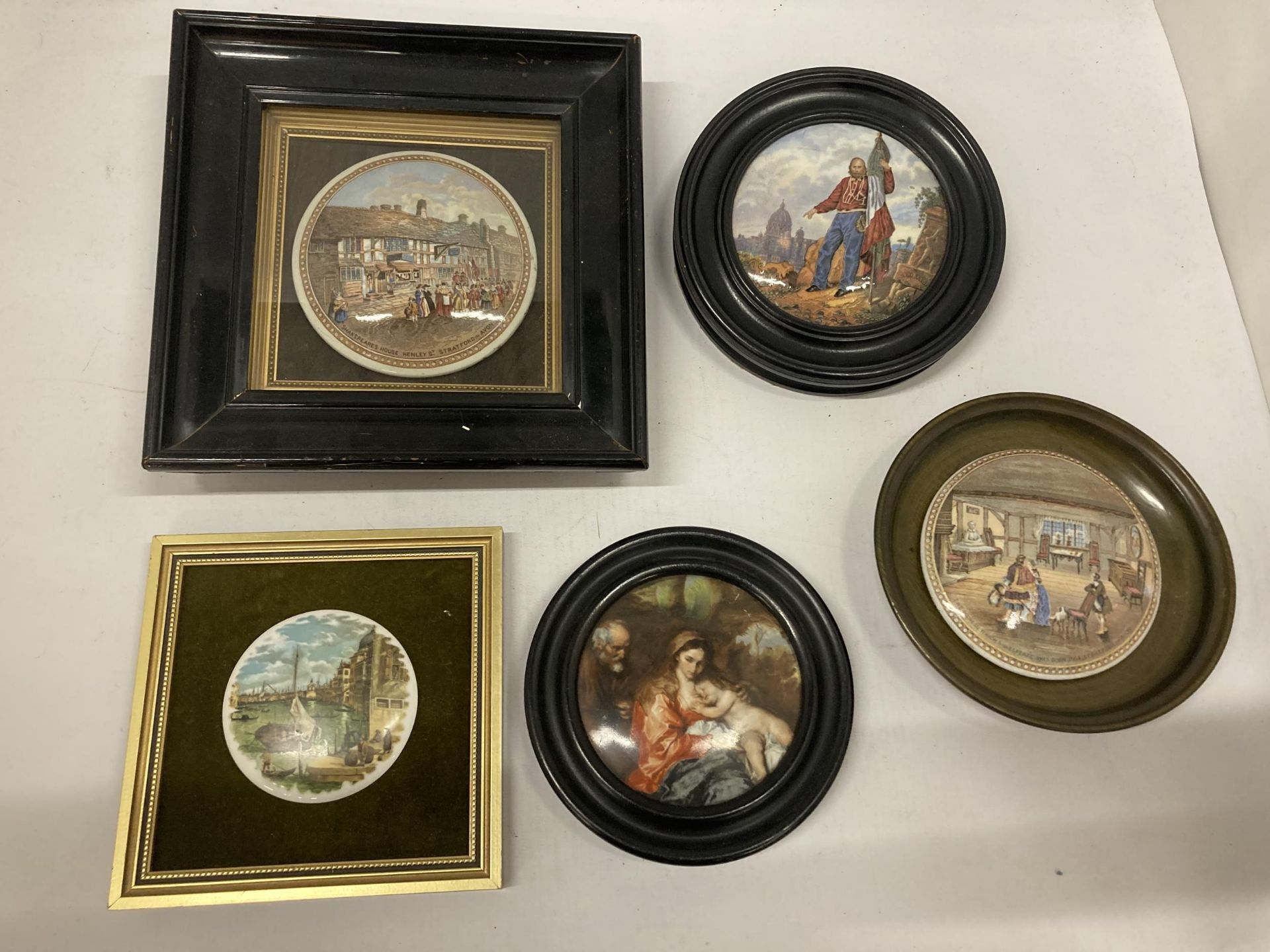 A GROUP OF FOUR VINTAGE PRATTWARE POT LIDS IN FRAMESTO INCLUDE SHAKESPEARES HOUSE ETC