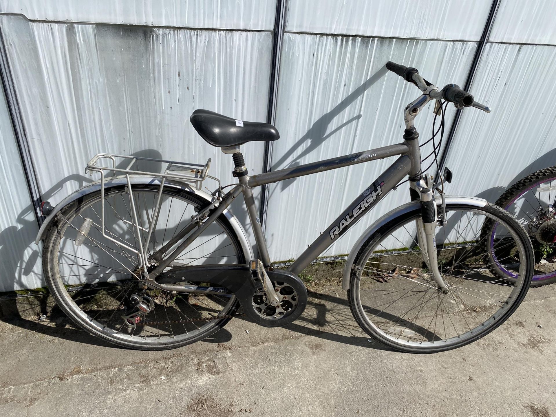 A RALEIGH PIONEER 180 BIKE WITH FRONT SUSPENSION AND 21 SPEED GEAR SYSTEM