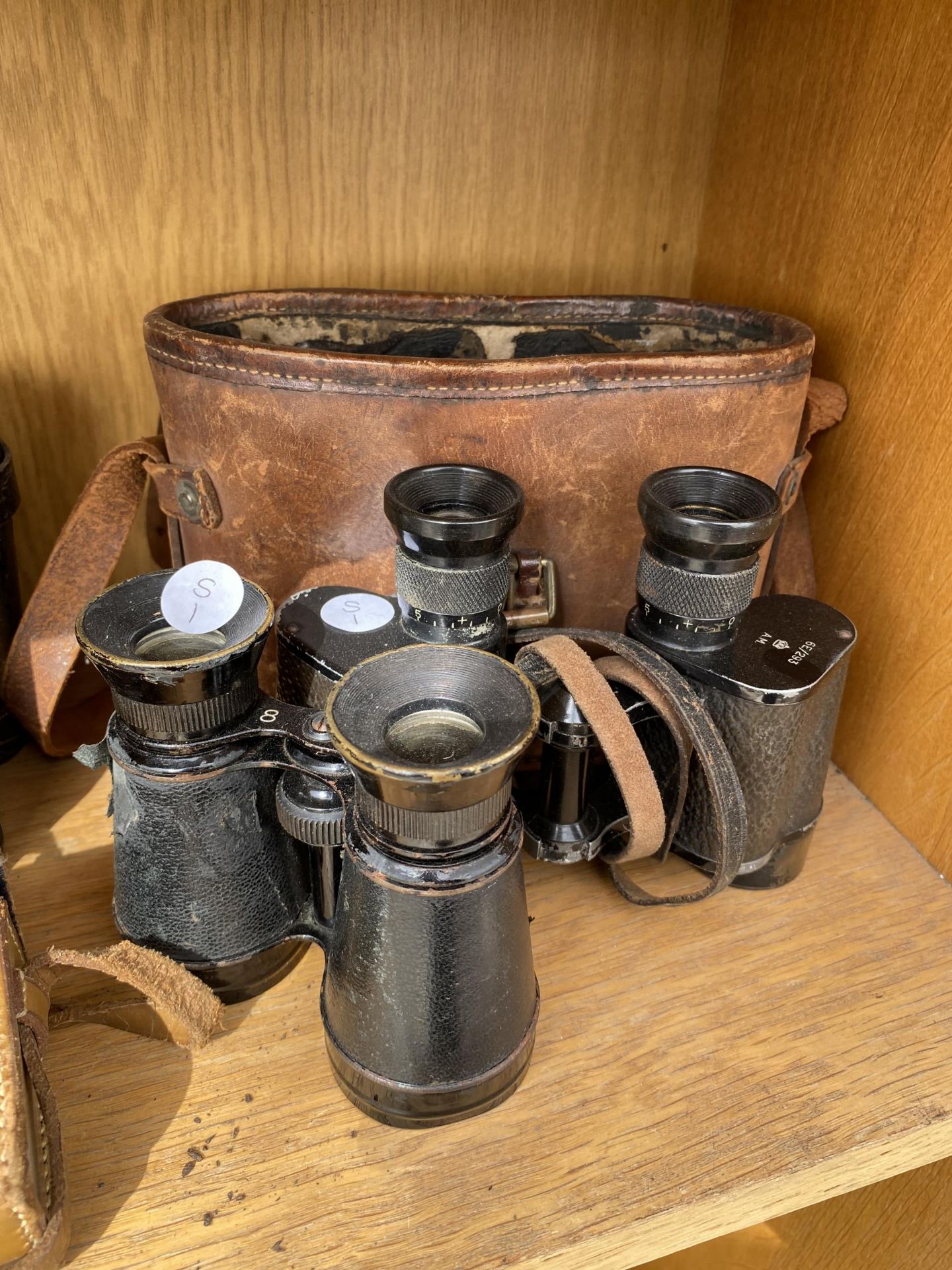 FIVE PAIRS OF VARIOUS BINOCULARS WITH CARRY CASES - Image 4 of 4