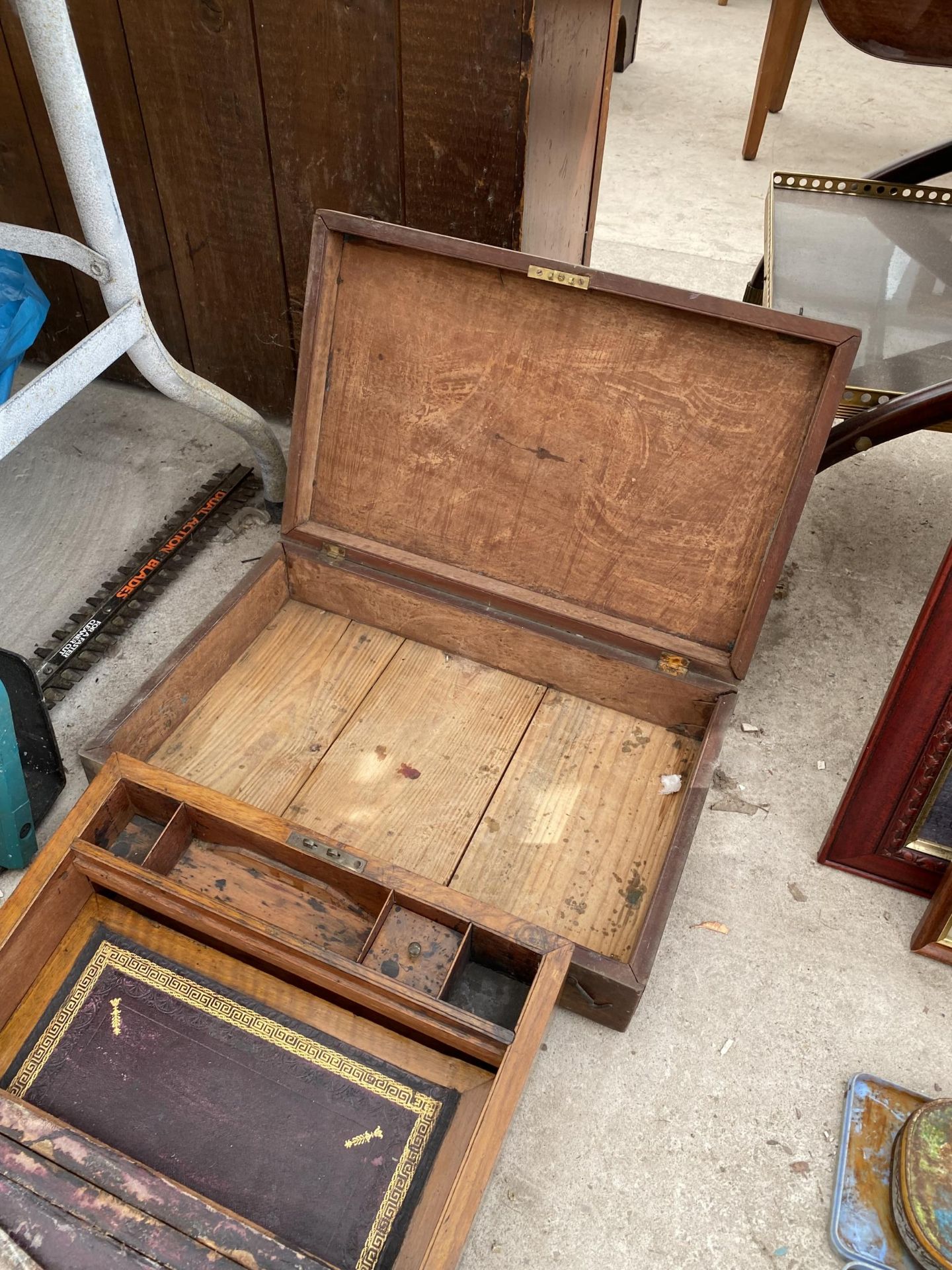 A VINTAGE WOODEN WRITING SLOPE AND A WOODEN BOX - Image 3 of 3