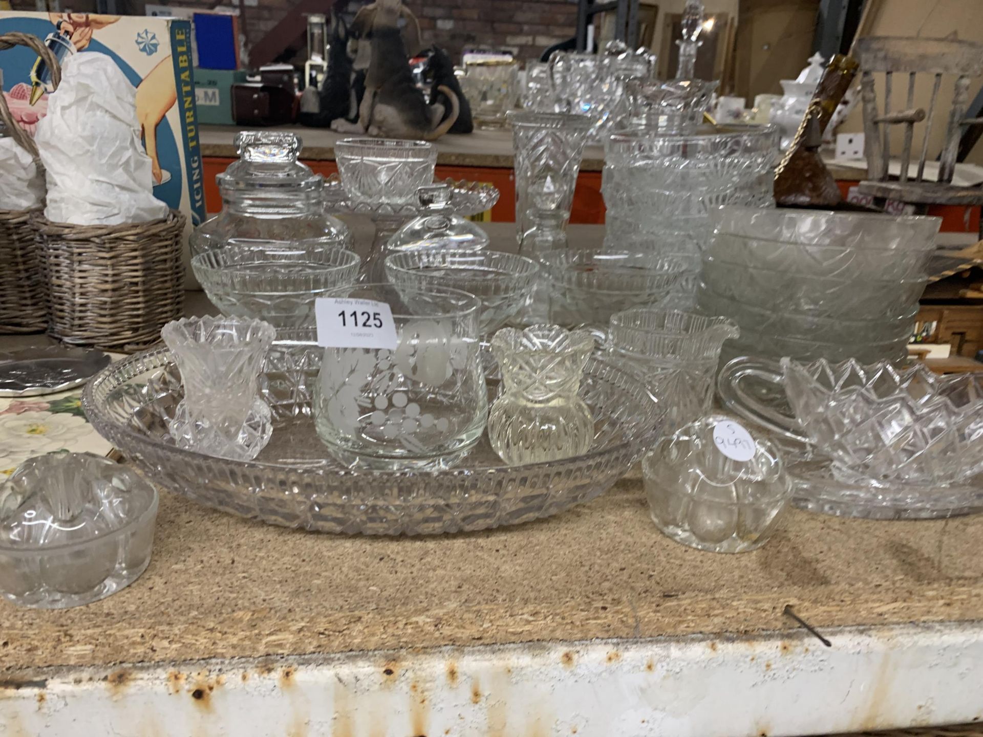 A LARGE QUANTITY OF GLASSWARE TO INCLUDE VASES, BOWLS, JUGS, ETC - Bild 2 aus 3