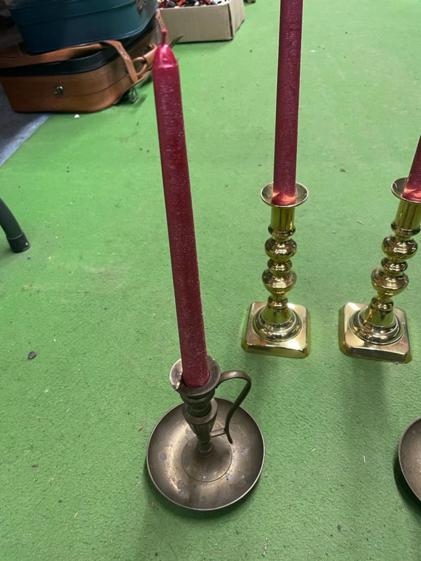 TWO PAIRS OF VINTAGE BRASS CANDLESTICKS WITH CANDLES - Image 2 of 5