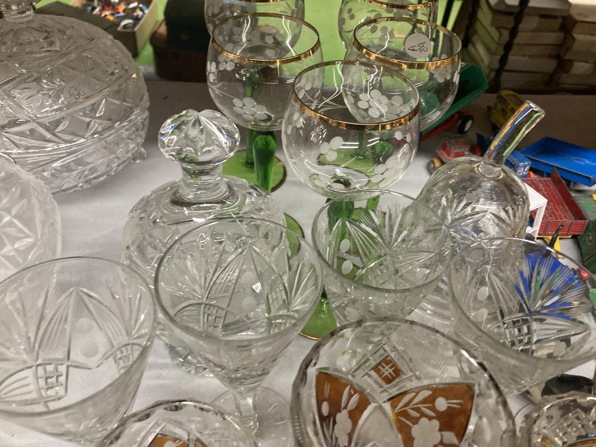 A QUANTITY OF CLEAR GLASSWARE TO INCLUDE VASES, BOWLS, ETC - Image 6 of 7