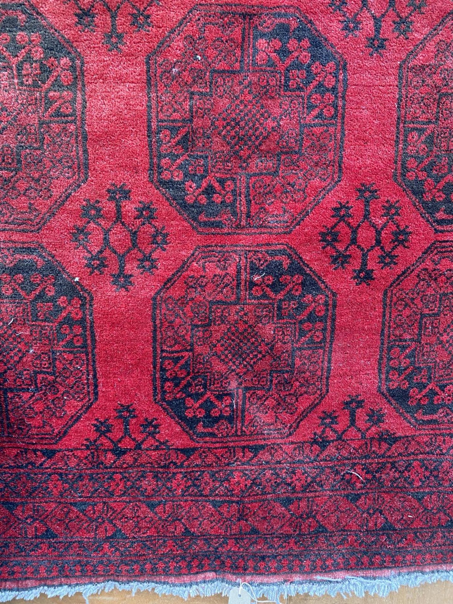 A RED PATTERNED FRINGED RUG (280CM x 209CM) - Image 2 of 3