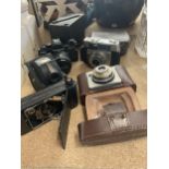 A QUANTITY OF VINTAGE CAMERAS TO INCLUDE AN ILFORD SPORTI, ENSIGN FUL-VUE, PRAKTICA B200, ILFORD