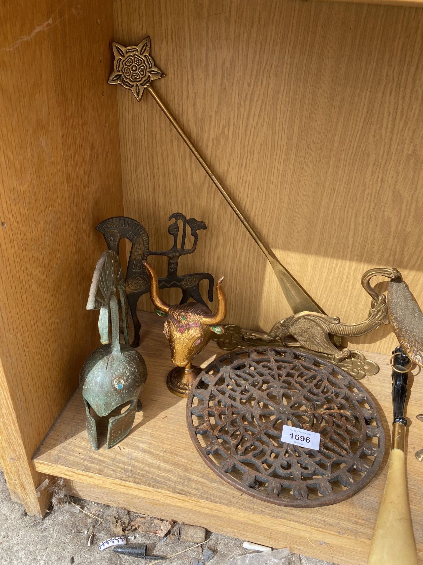 AN ASSORTMENT OF METAL WARE ITEMS TO INCLUDE A BRASS EAGLE AND TRIVET STANDS ETC - Image 2 of 3