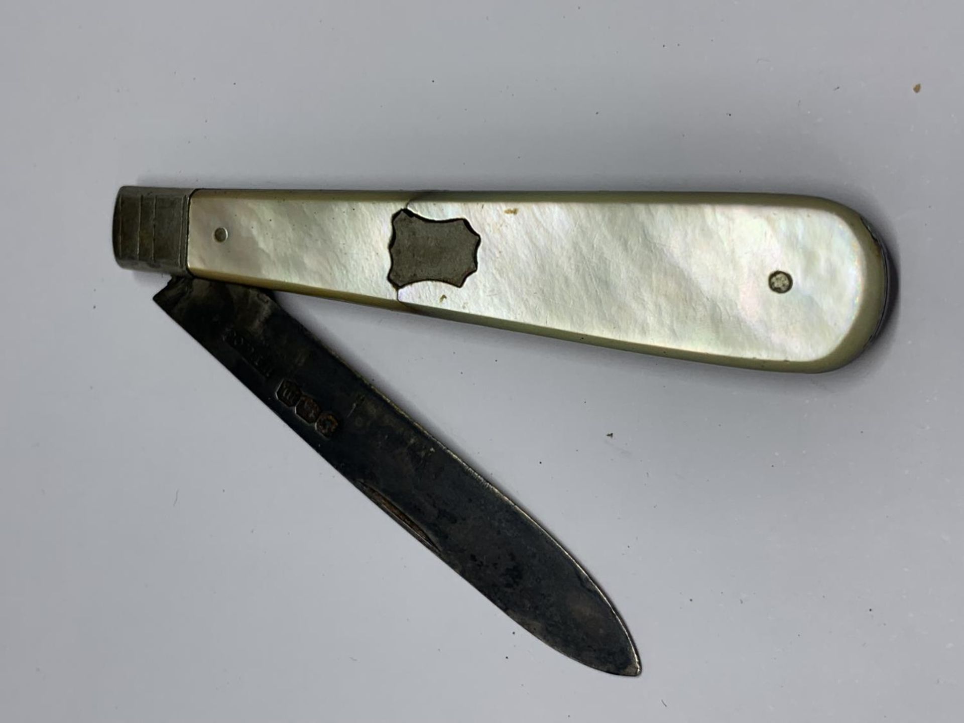 A HALLMARKED LONDON SILVER FRUIT KNIFE