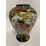 AN ORIENTAL STYLE VASE IN COBALT BLUE WITH FLORAL PATTERN HEIGHT 21CM