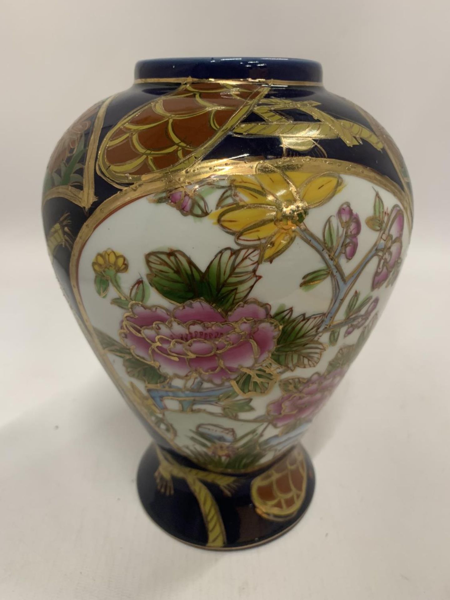 AN ORIENTAL STYLE VASE IN COBALT BLUE WITH FLORAL PATTERN HEIGHT 21CM