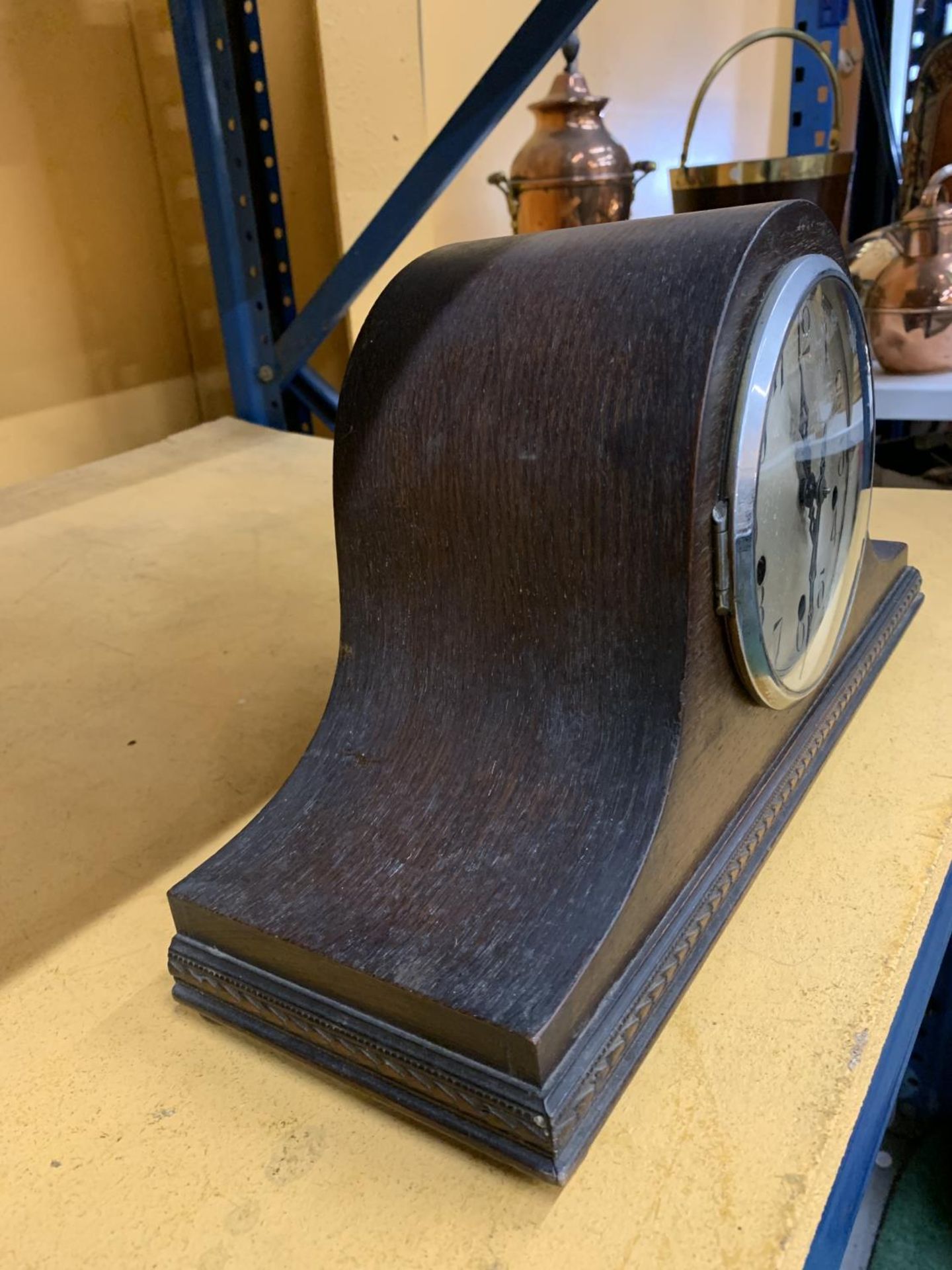 A WESTMINSTER CHIMING MAHOGANY CASED MANTLE CLOCK - Image 3 of 4