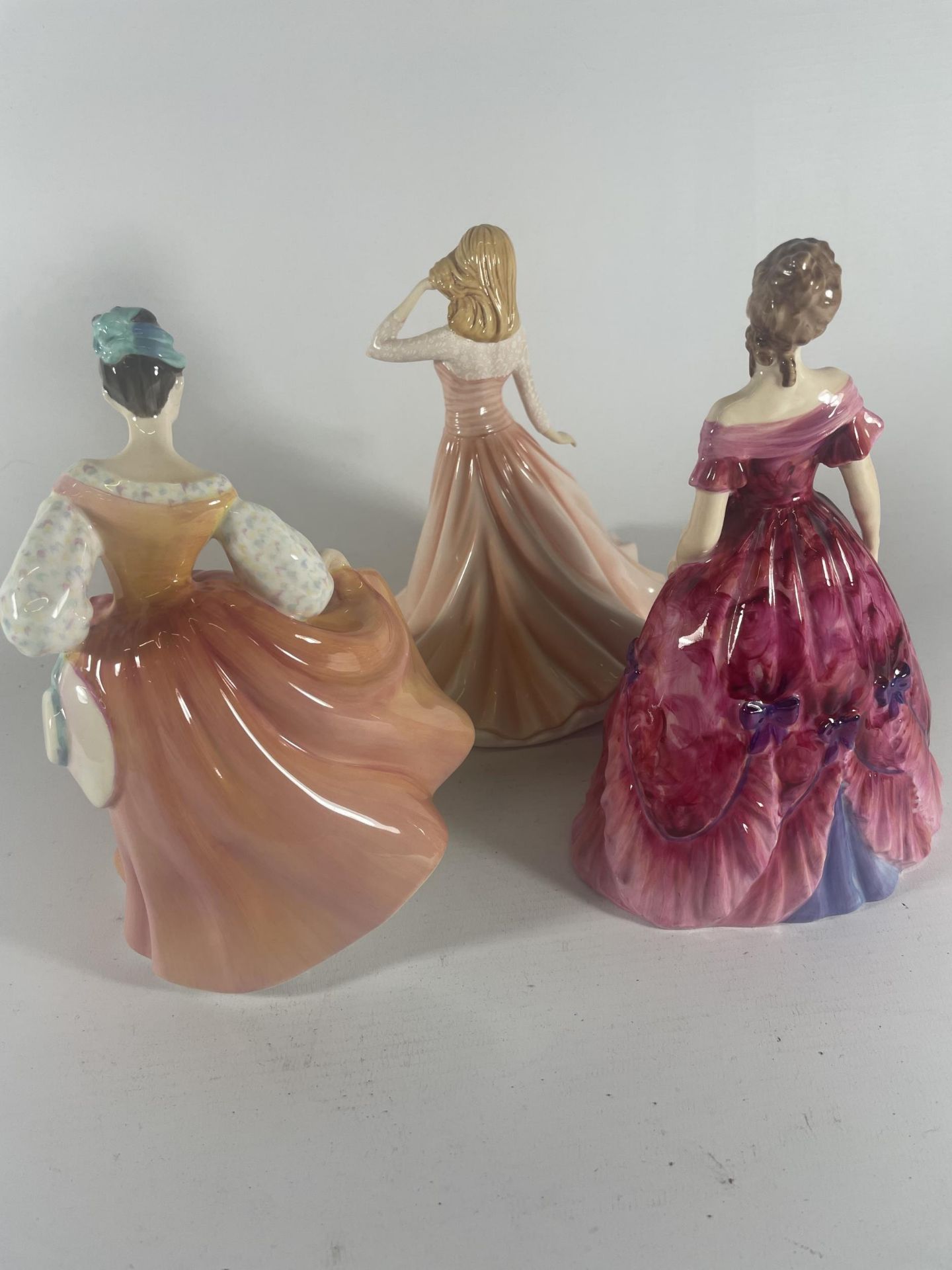 A GROUP OF THREE ROYAL DOULTON LADY FIGURES - ELFREDA (A/F), FAIR LADY (CORAL PINK) (SECONDS) & - Image 5 of 6