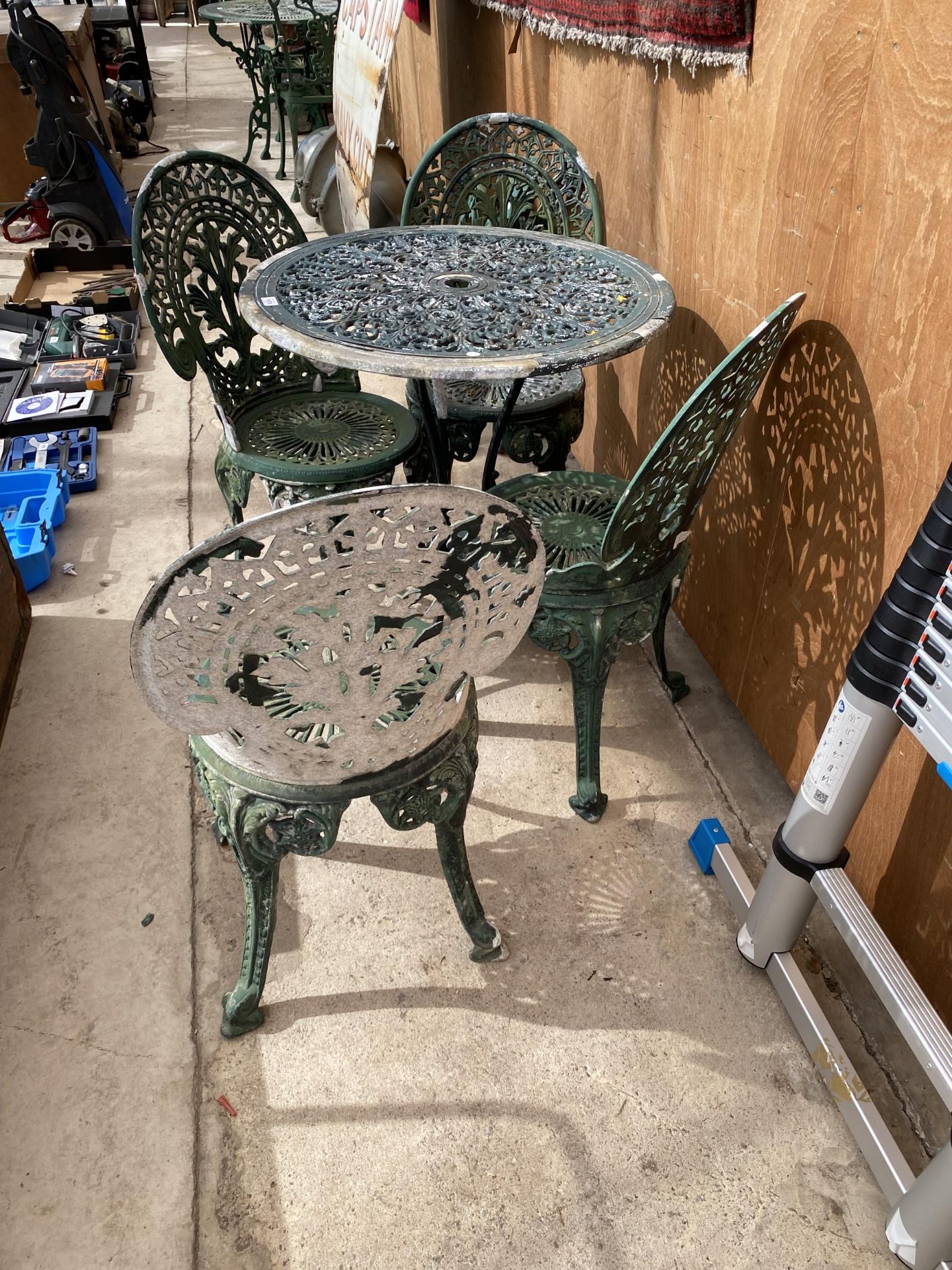 A VINTAGE CAST ALLOY BISTRO SET COMPRISING OF A ROUND TABLE AND FOUR CHAIRS - Image 4 of 4