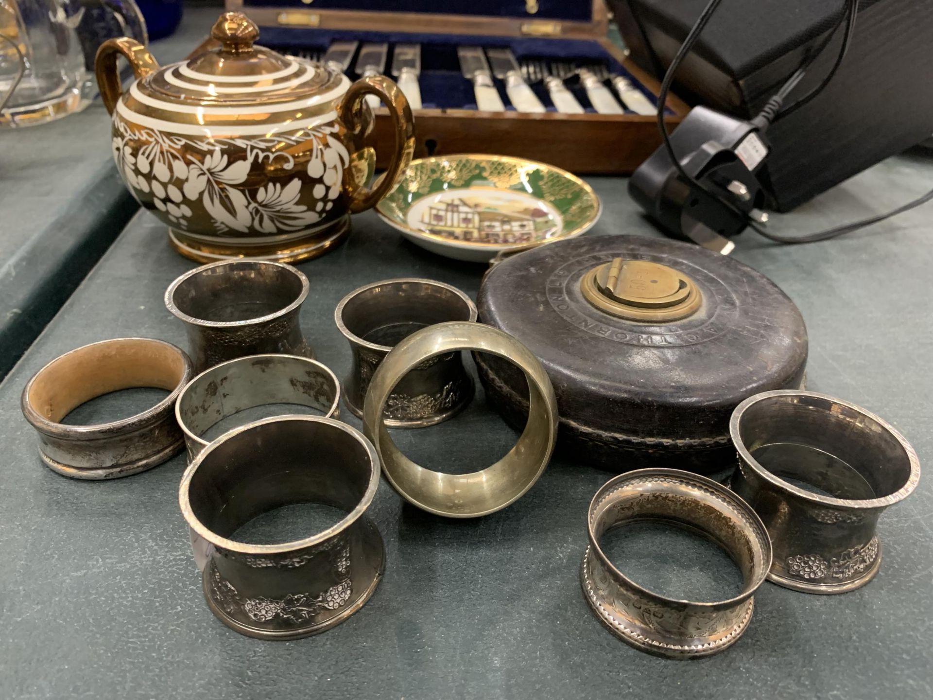 A MIXED LOT TO INCLUDE A VINTAGE CANTEEN OF CUTLERY IN A WOODEN CASE, NAPKIN RINGS, CERAMICS, A - Image 7 of 7