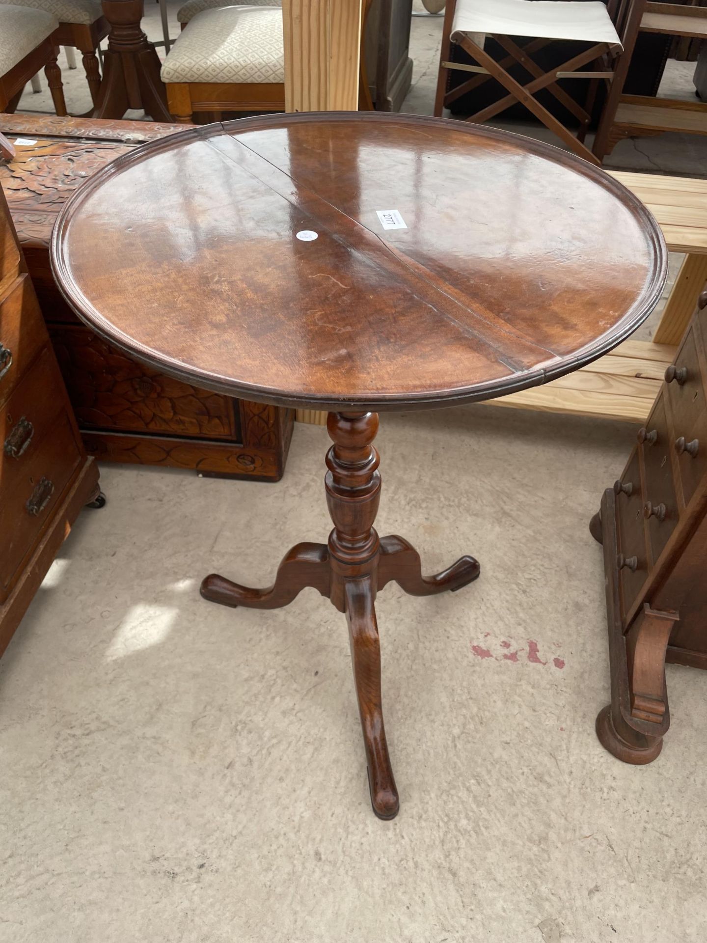 A 19TH CENTURY MAHOGANY DISH TOP TABLE ON AN ELM TRIPOD BASE 21" DIAMETER