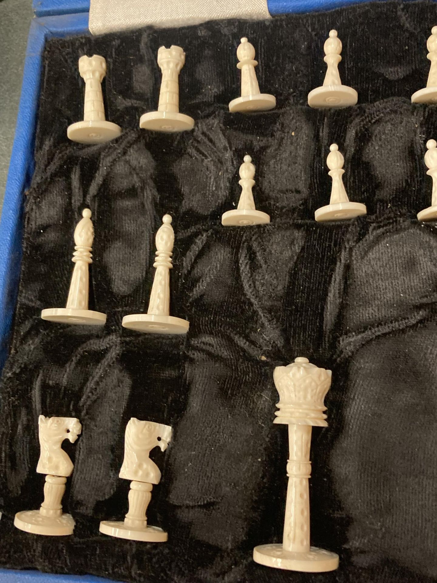 AN INDIAN STYLE BOXED SET OF CHESS PIECES - Image 3 of 3