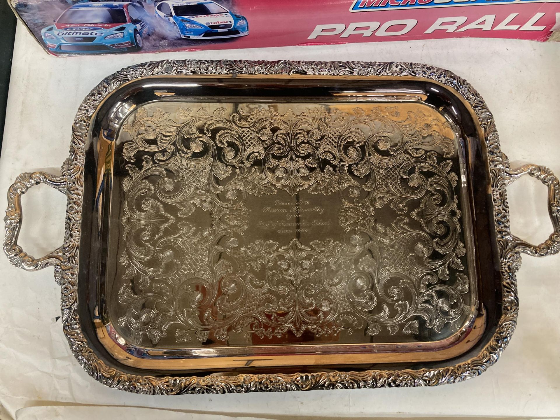 A HEAVY VINTAGE SILVER PLATED TRAY WITH ENGRAVED DETAIL, INSCRIBED WITH THE DATE JUNE 1964