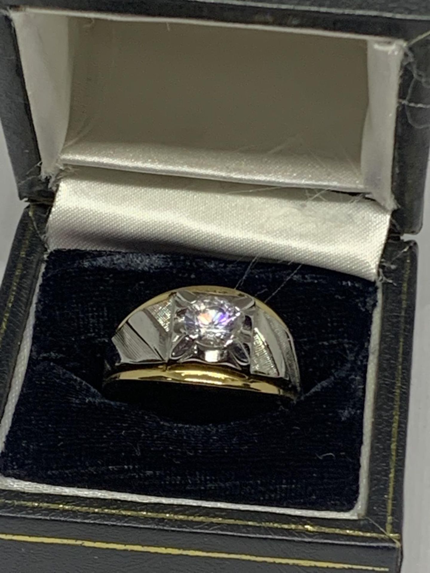 A GENTS RING WITH A CLEAR STONE IN A PRESENTATION BOX - Image 3 of 3