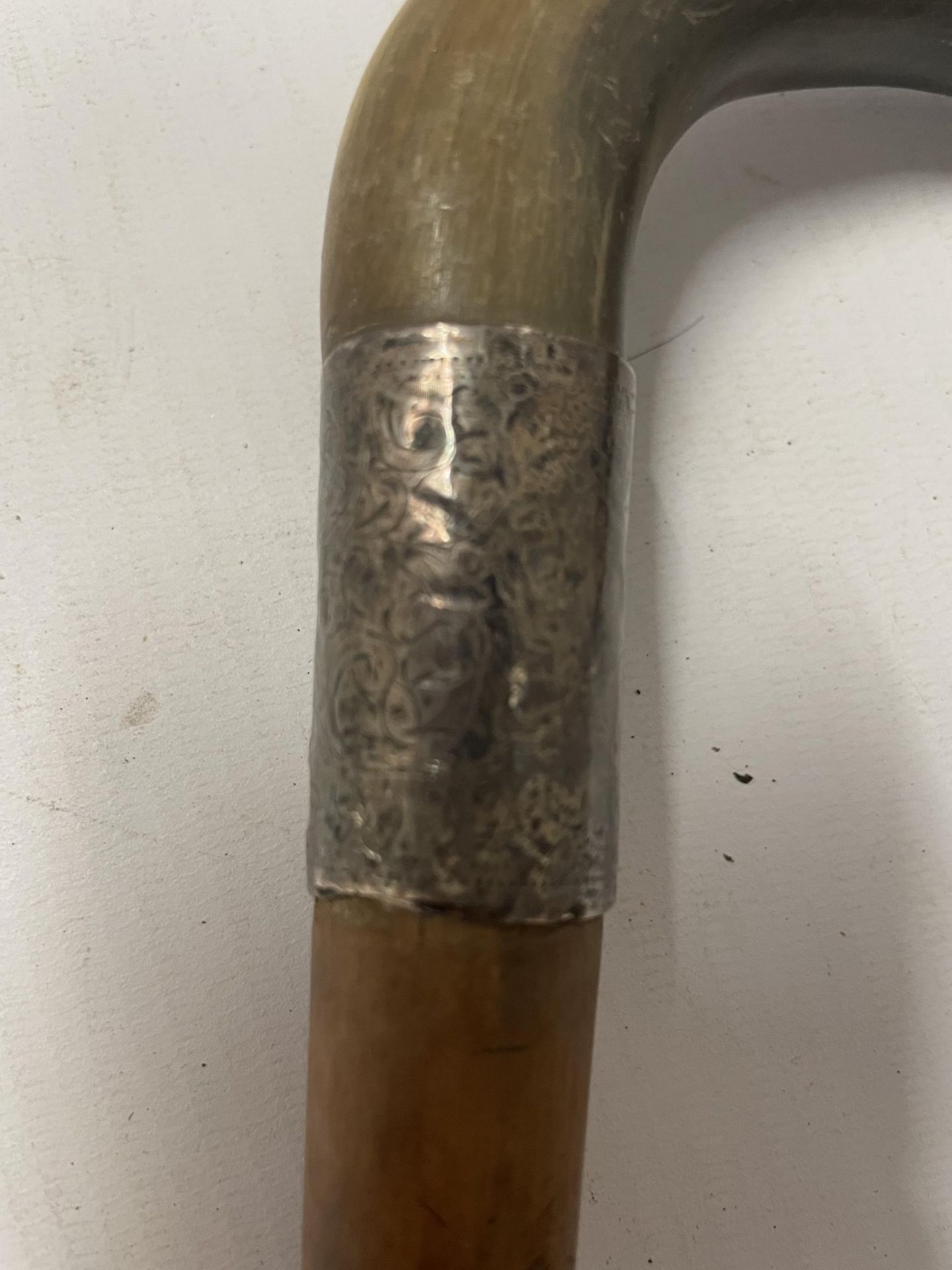 A VINTAGE HORN EFFECT HANDLED WALKING STICK WITH SILVER FERRULE - Image 3 of 3