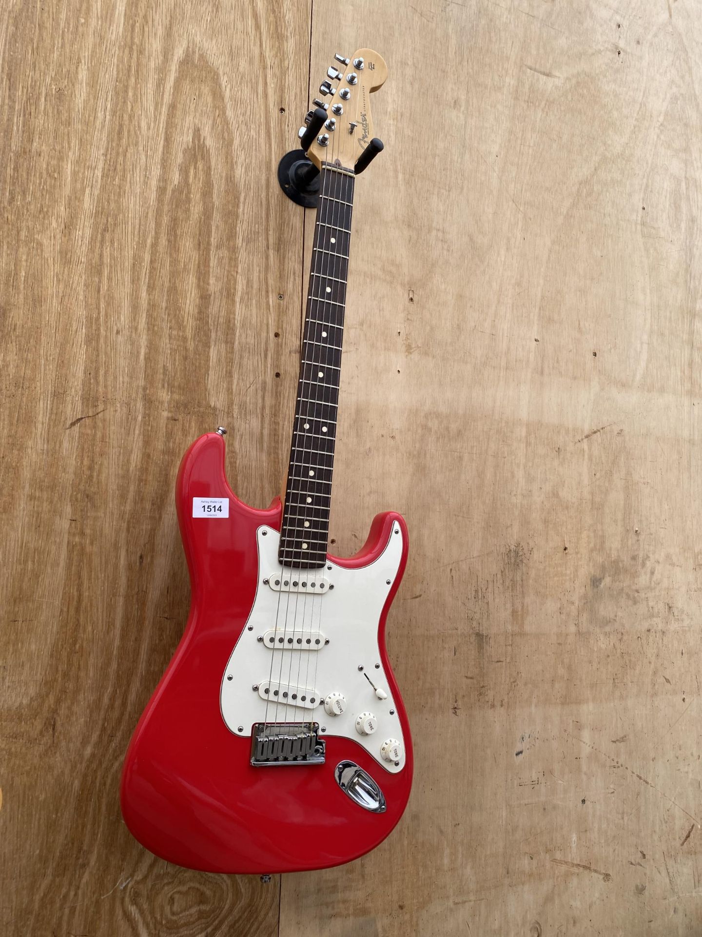 A RED FENDER STRATOCASTER ELECTRIC GUITAR WITH FENDER CARRY CASE ( SERIAL NUMBER: Z0132916)