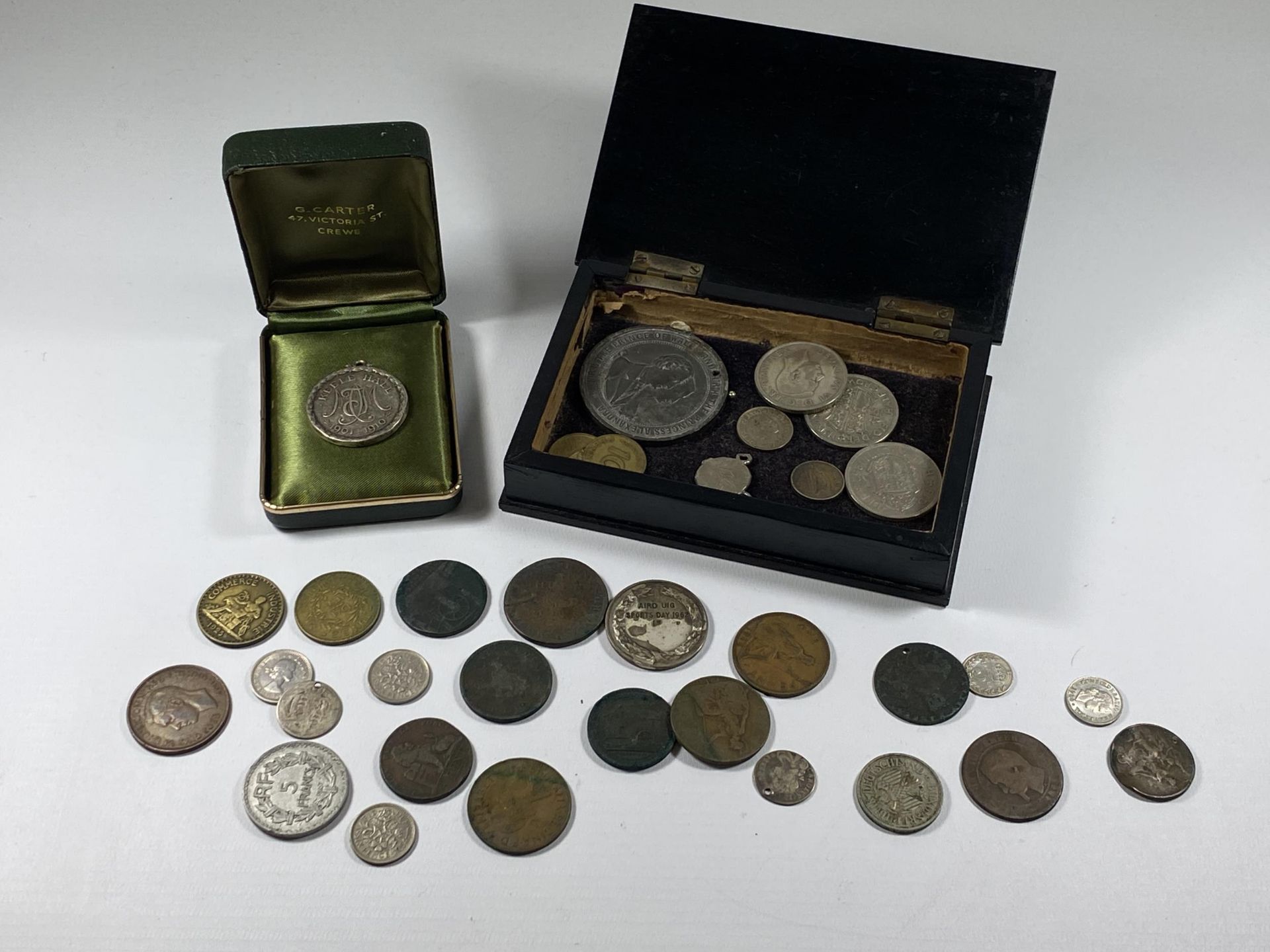 A MIXED LOT OF COINS AND FURTHER ITEMS TO INCLUDE A PRINCE OF WALES & PRINCESS ALEXANDRA MEDAL, HALF