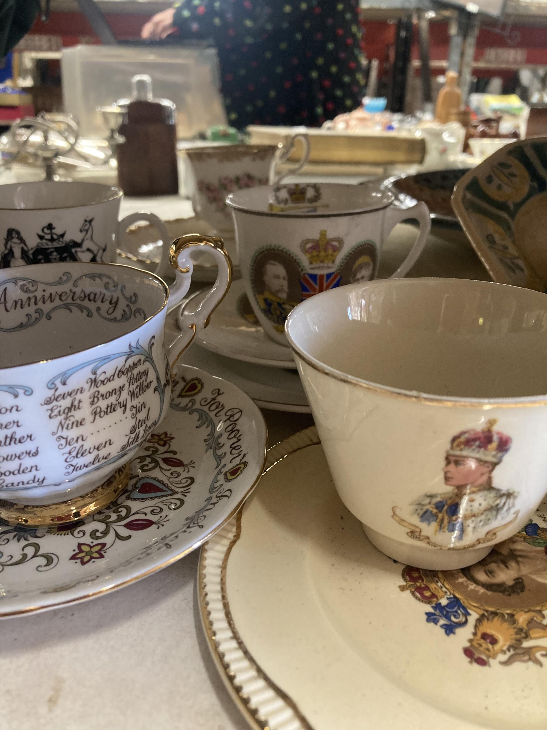 A QUANTITY OF VINTAGE ROYAL MEMORIBILIA TO INCLUDE CUPS, SAUCERS, ETC, A ROYAL ALBERT 'DIMITY - Image 4 of 5