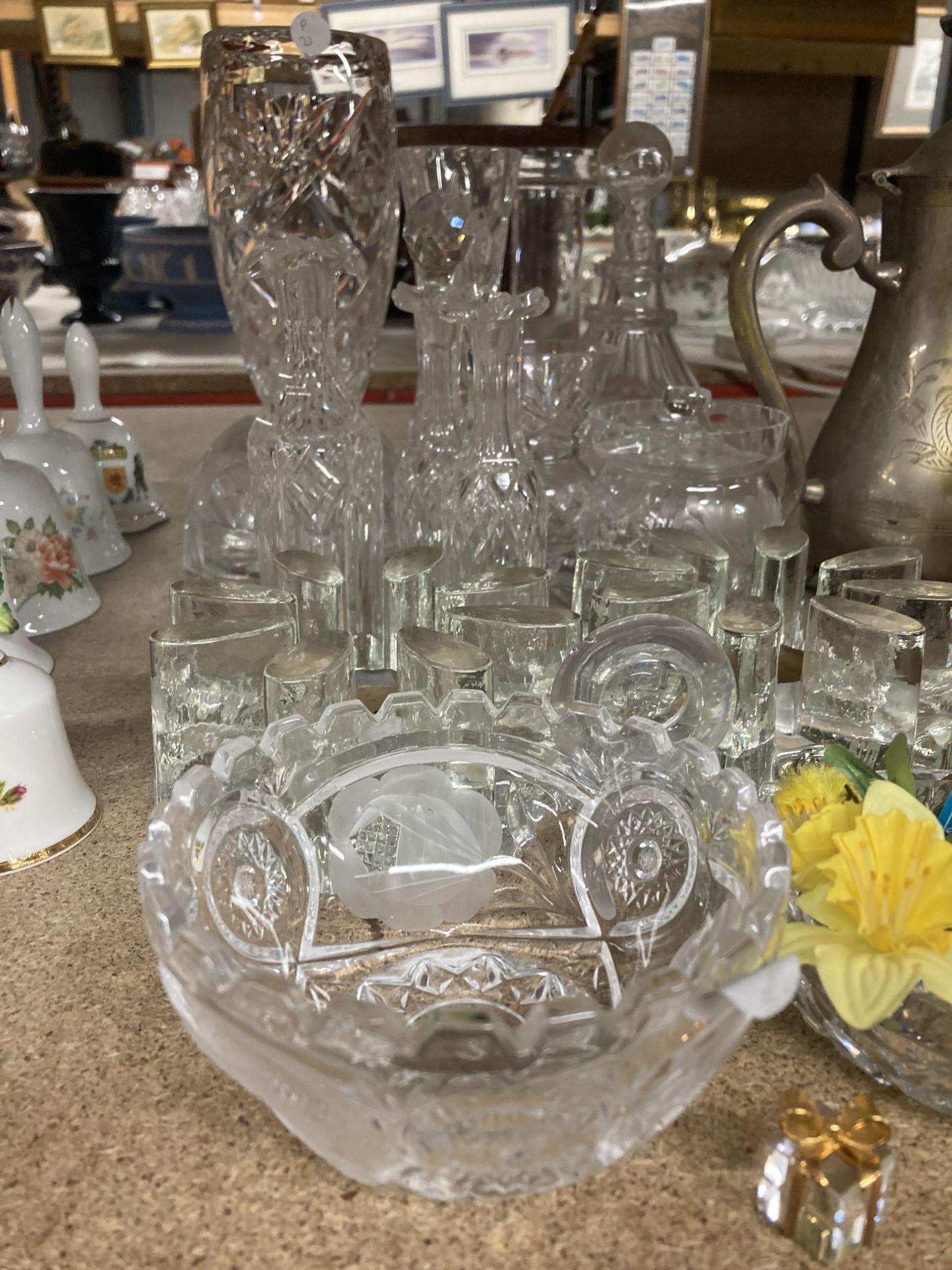 A QUANTITY OF GLASSWARE TO INCLUDE VASES, OIL BOTTLES, BOWLS, ETC - Image 2 of 5