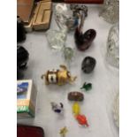 A MIXED LOT TO INCLUDE GLASS ANIMAL PAPERWEIGHTS, MINIATURE GLASS ANIMALS AND THREE ELEPHANTS