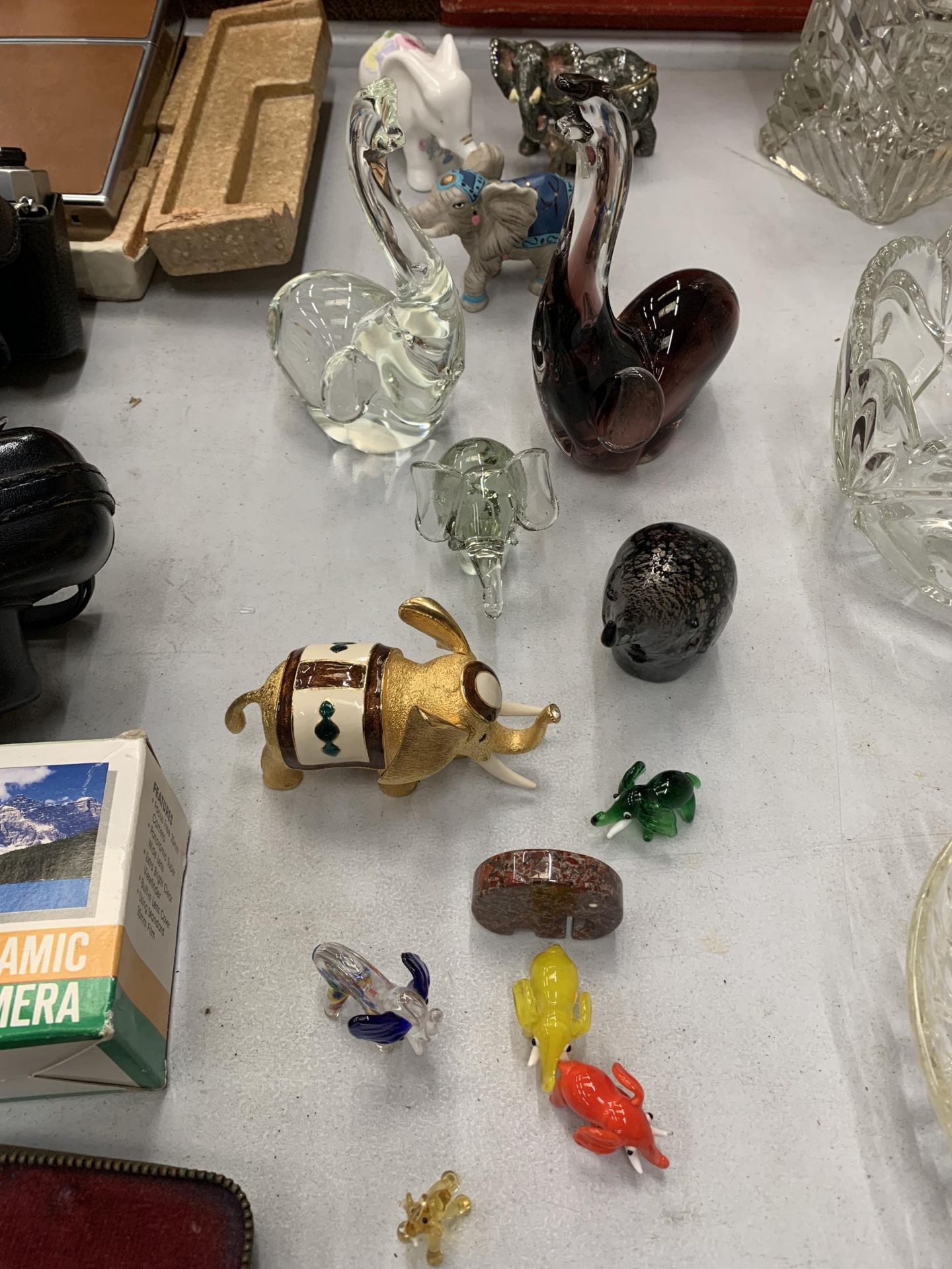 A MIXED LOT TO INCLUDE GLASS ANIMAL PAPERWEIGHTS, MINIATURE GLASS ANIMALS AND THREE ELEPHANTS