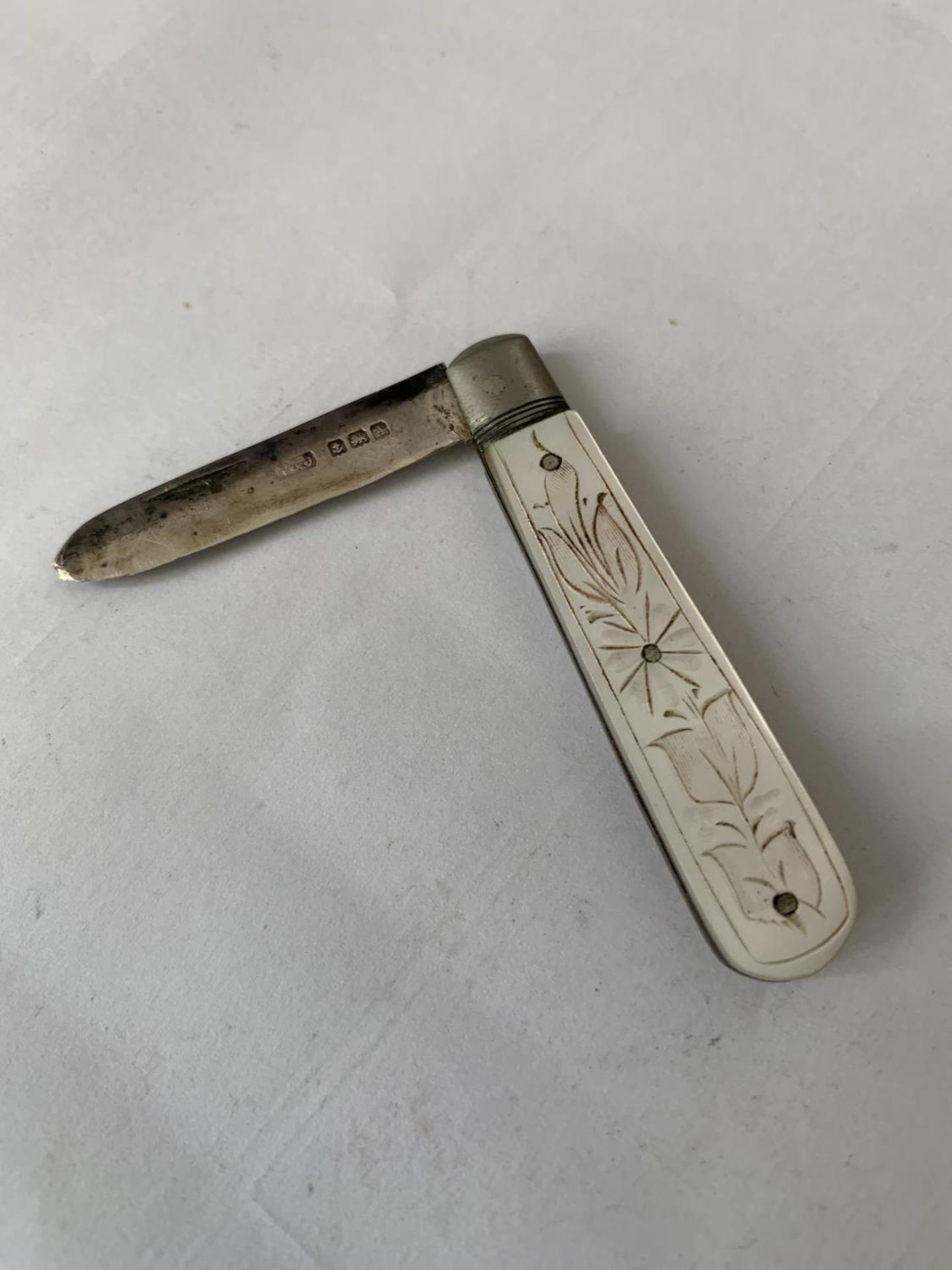 A HALLMARKED SILVER AND MOTHER OF PEARL FRUIT KNIFE