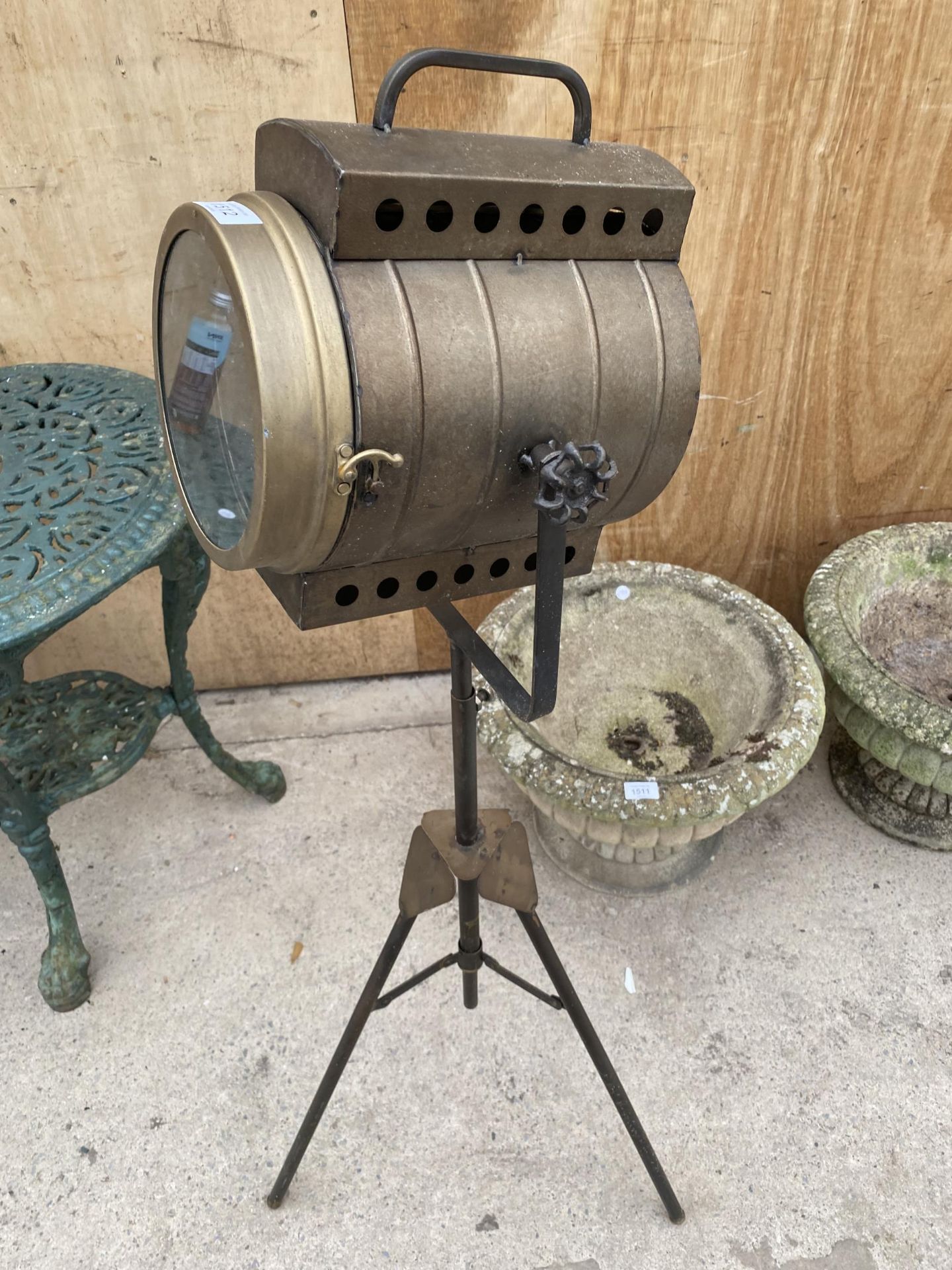 A VINTAGE STYLE THEARTE LIGHT FLOOR LAMP WITH TRIPOD BASE - Image 3 of 7