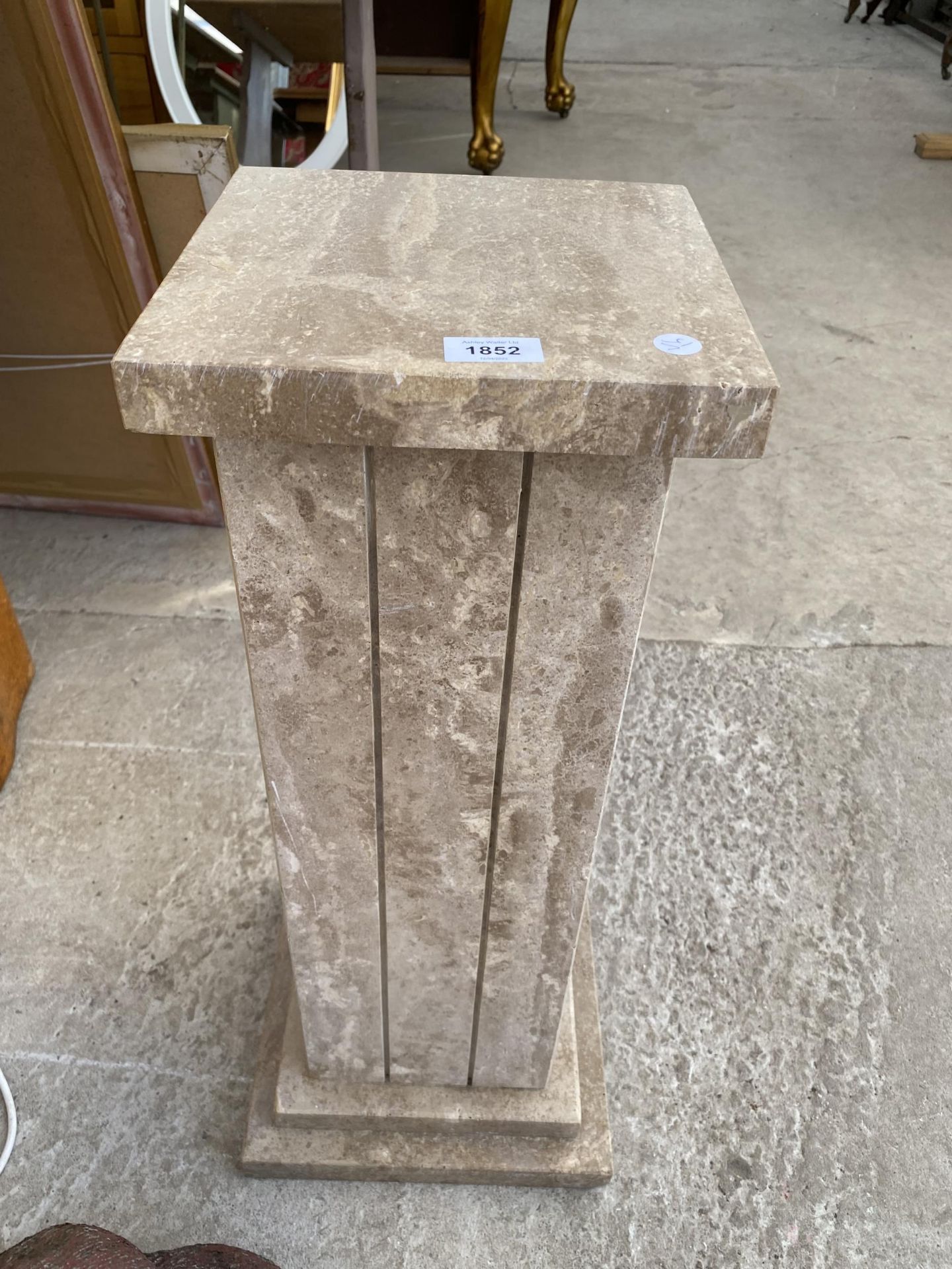 A GRANITE PEDESTAL COLUMN BASE (H:70CM)