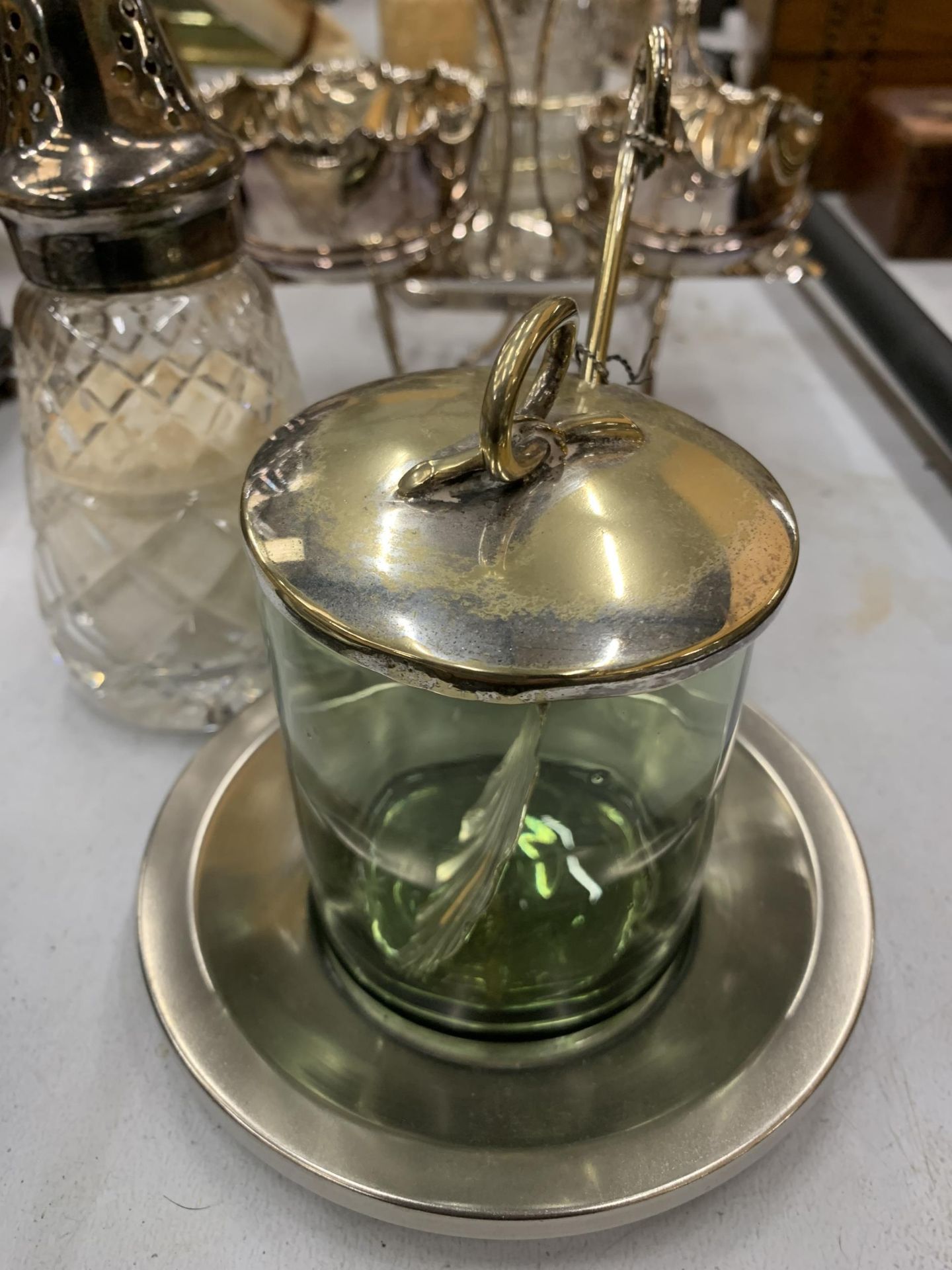 A QUANTITY OF SILVER PLATE AND GLASS CONDIMENTS TO INCLUDE A SUGAR SHAKER, PRESERVE POT, ETC - Image 2 of 5