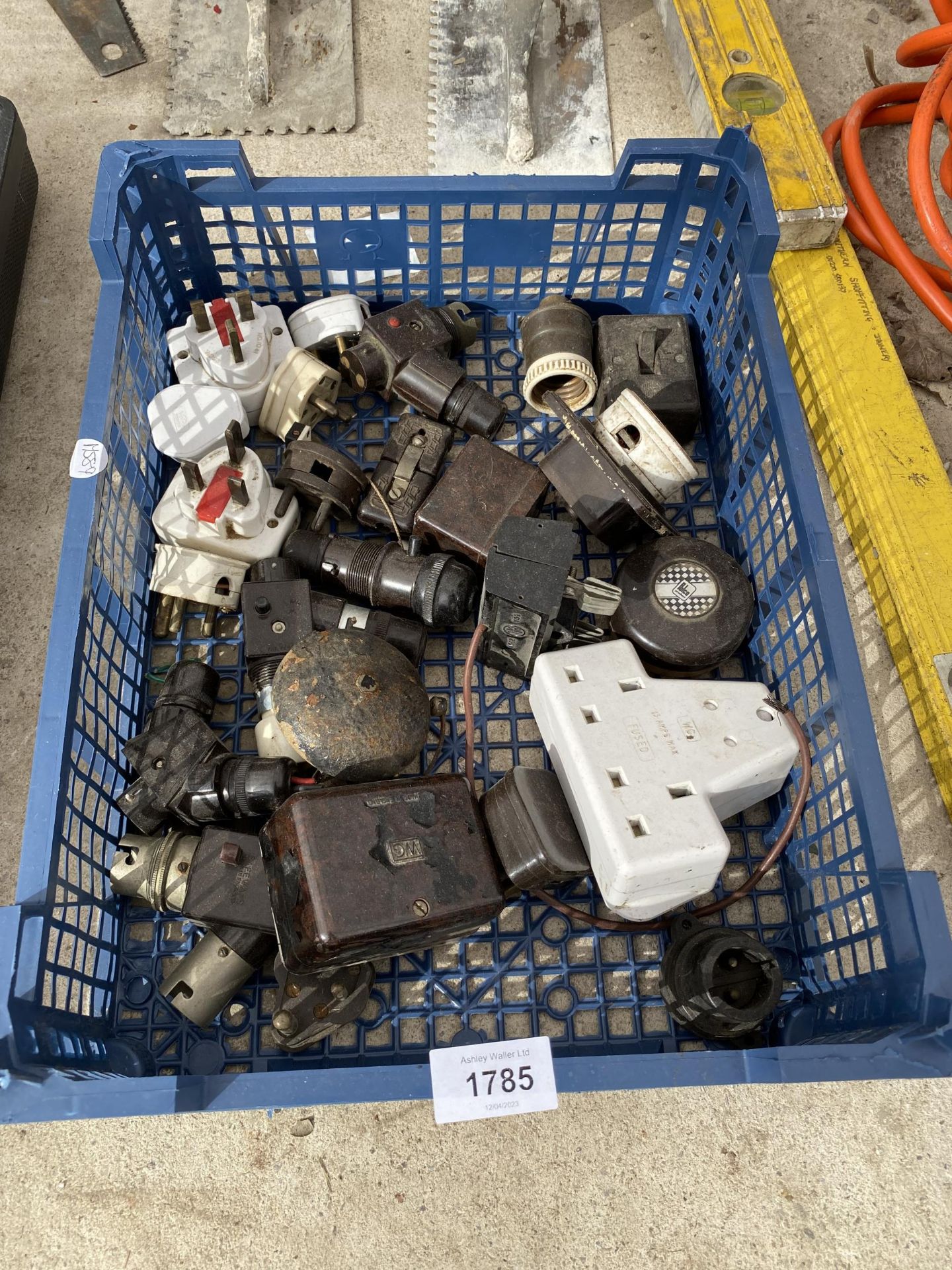 AN ASSORTMENT OF VINTAGE PLUGS AND SWITCHES ETC