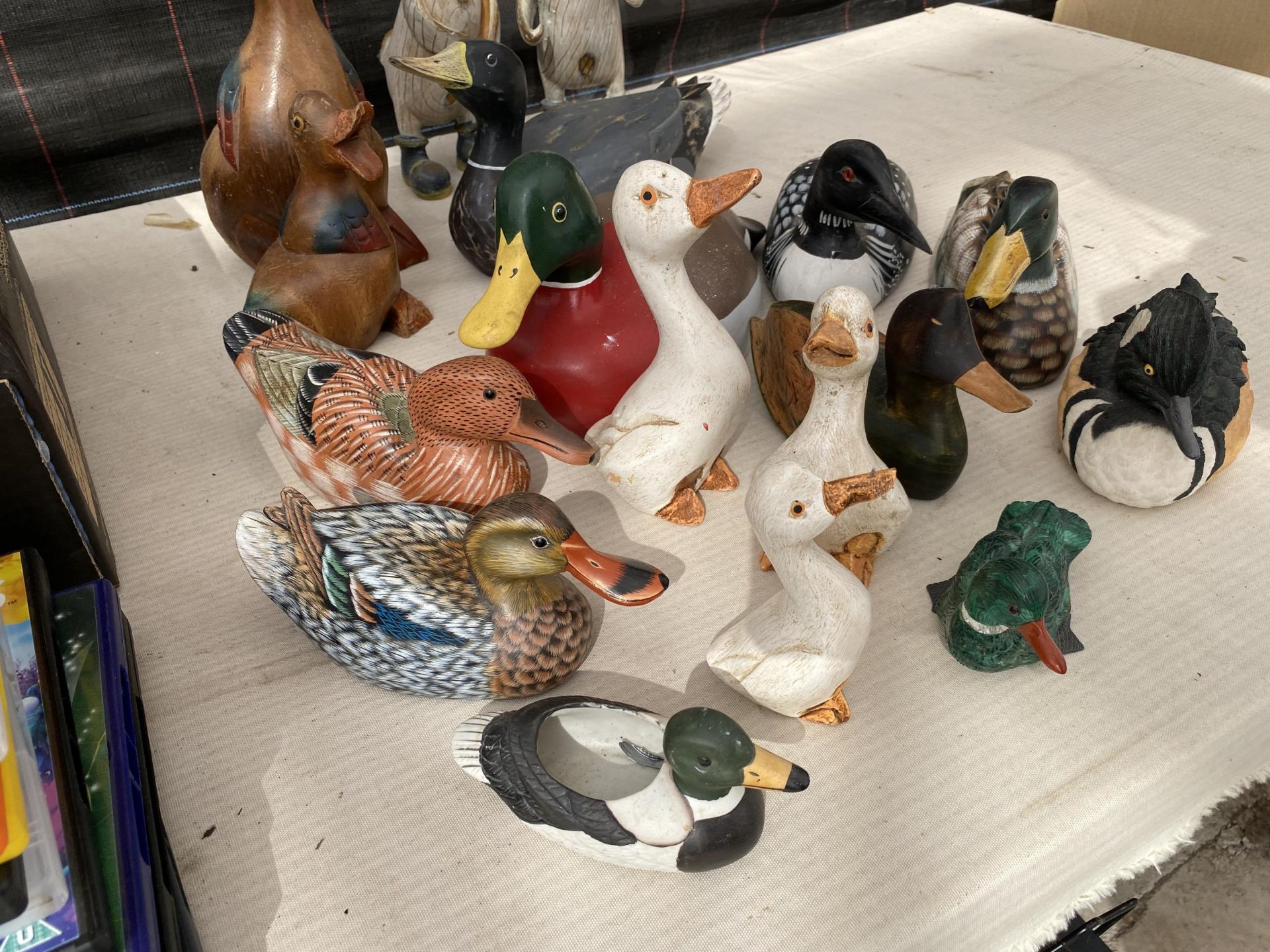 A LARGE ASSORTMENT OF DECORATIVE WOODEN DUCKS - Image 4 of 4