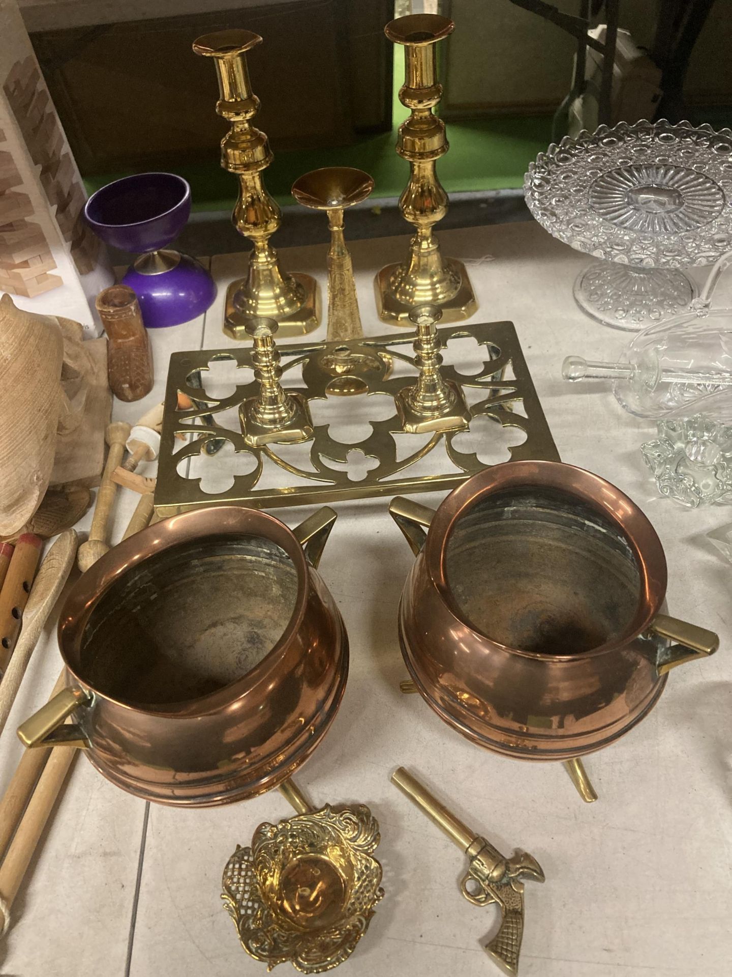 A QUANTITY OF BRASS AND COPPER TO INCLUDE CANDLESTICKS, PAN STAND, TWIN HANDLED FOOTED PLANTERS,