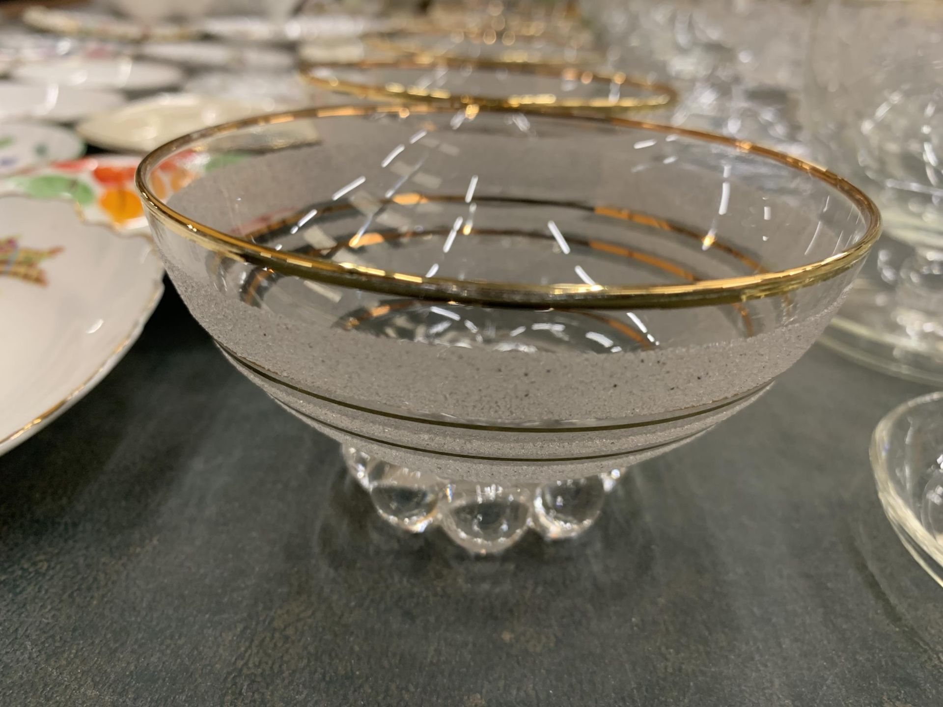 A LARGE QUANTITY OF GLASSWARE TO INCLUDE ETCHED AND FROSTED DESSERT BOWLS, AN ETCHED BOWL ON A STEM, - Image 3 of 4