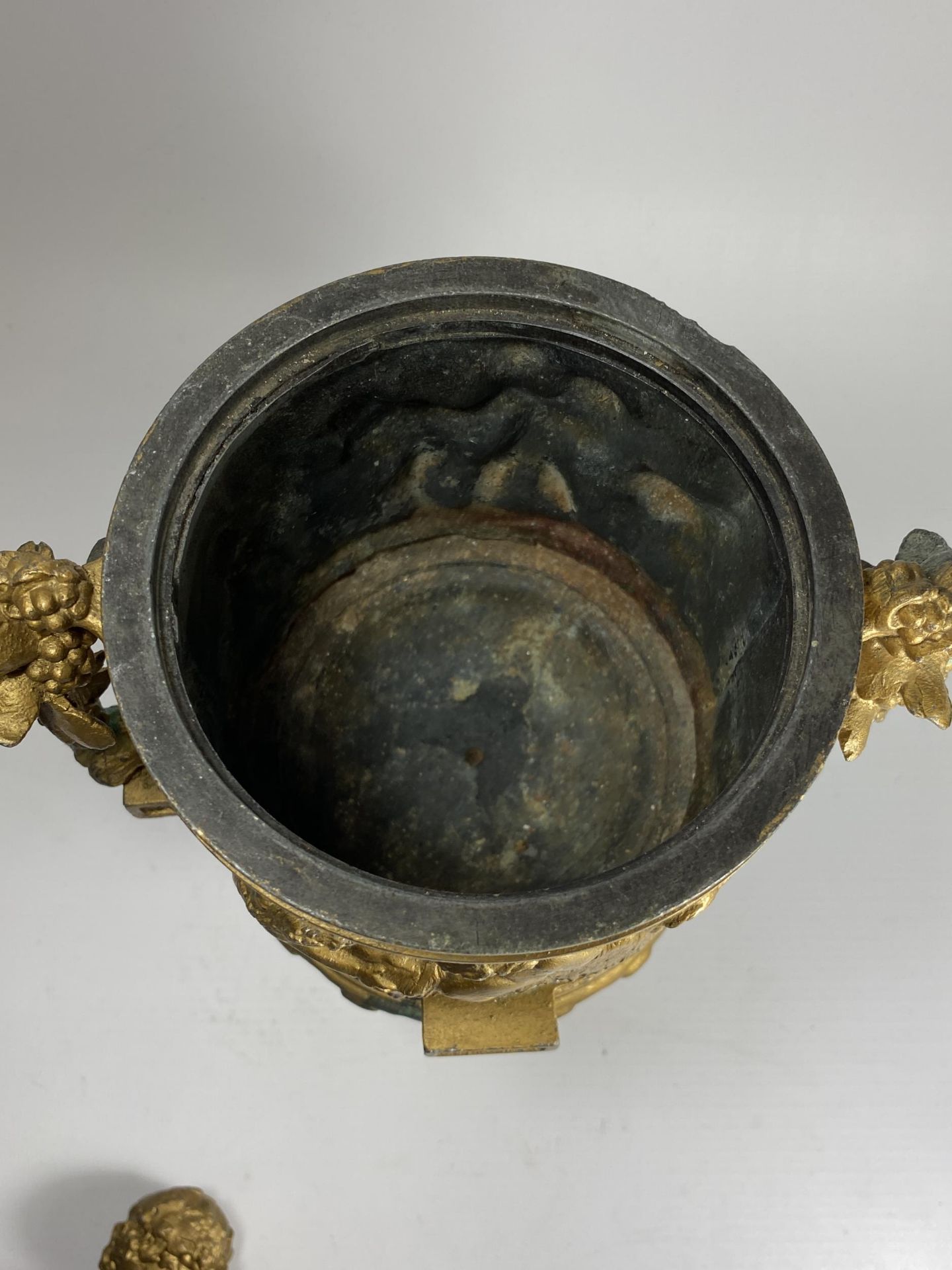 AN UNUSUAL 19TH CENTURY PEDESTAL BRONZE URN WITH NEO-CLASSICAL RELIEF DESIGN ON FLUTED BASE WITH - Bild 8 aus 13