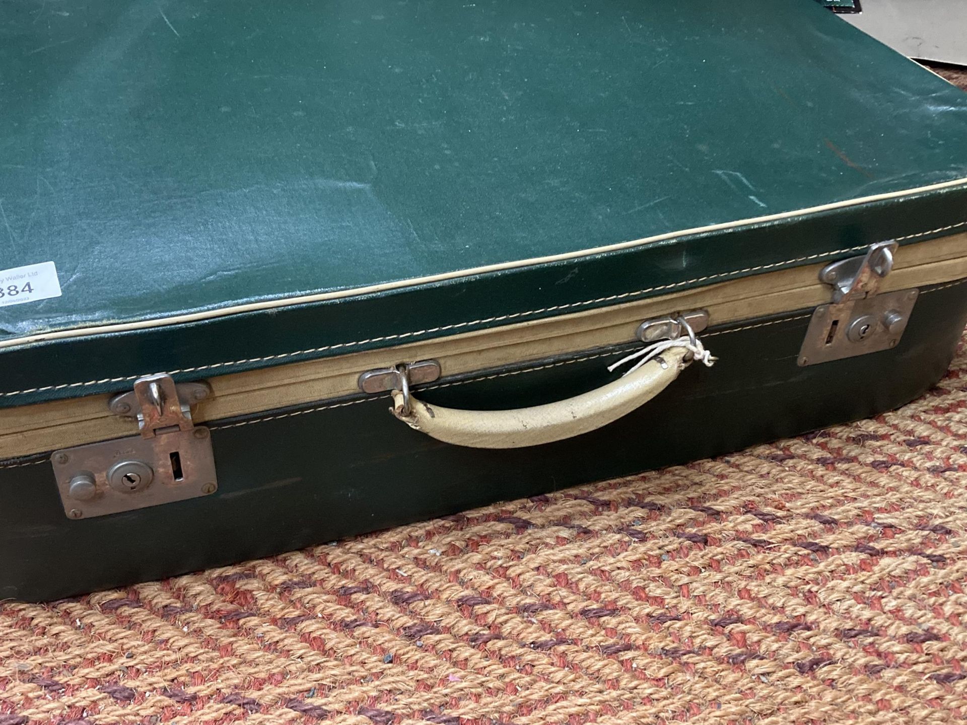 A VINTAGE GREEN LEATHER SUITCASE - Image 4 of 4