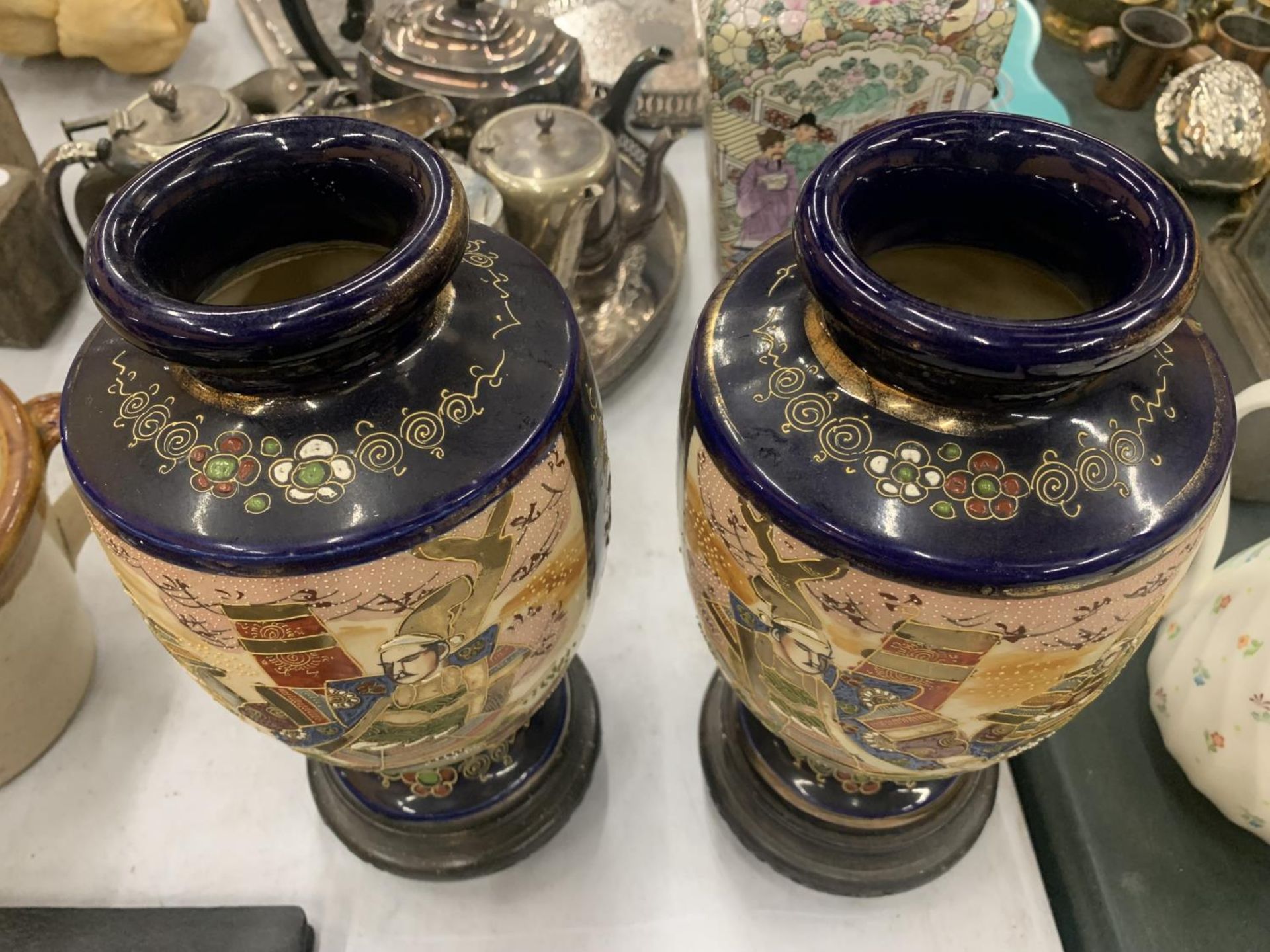 A PAIR OF ORIENTAL SATSUMA VASES ON BASES HEIGHT APPROX 26CM - Image 2 of 4