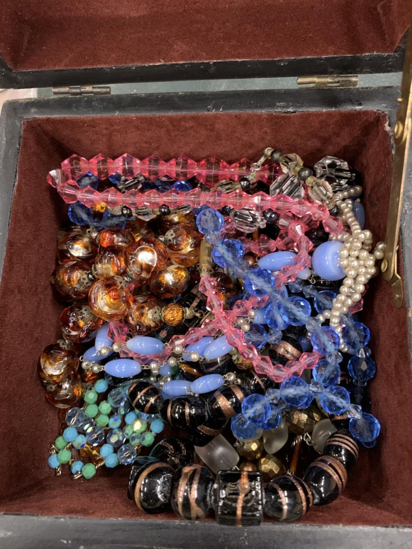 A QUANTITY OF GLASS NECKLACES IN A VINTAGE DECORATIVE BOX - Image 3 of 5