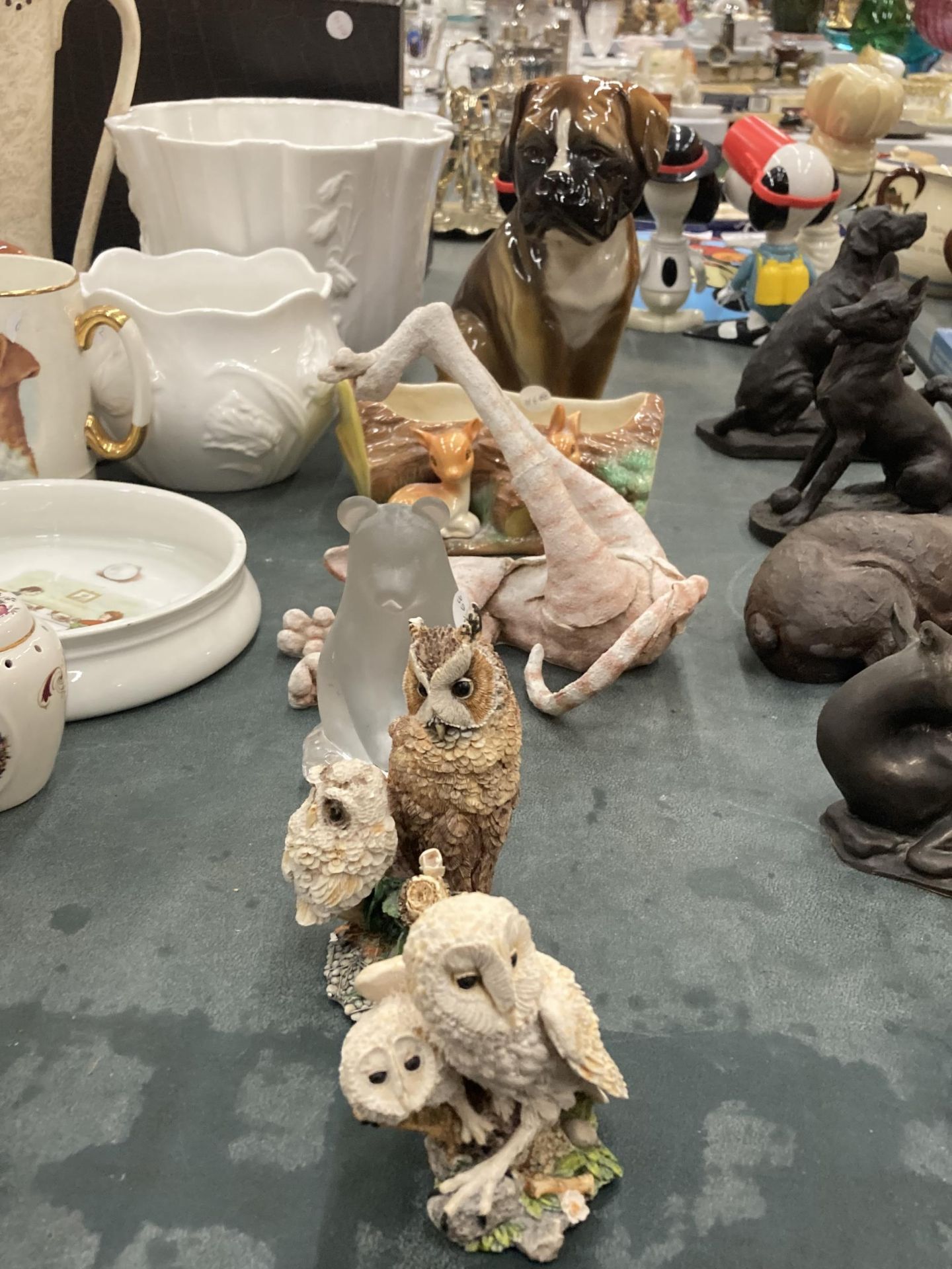 A QUANTITY OF ANIMAL FIGURES TO INCLUDE OWLS, A LARGE DOG, COUNTRY ARTISTS, QUIRKY CAT, GLASS BEAR - Image 2 of 7