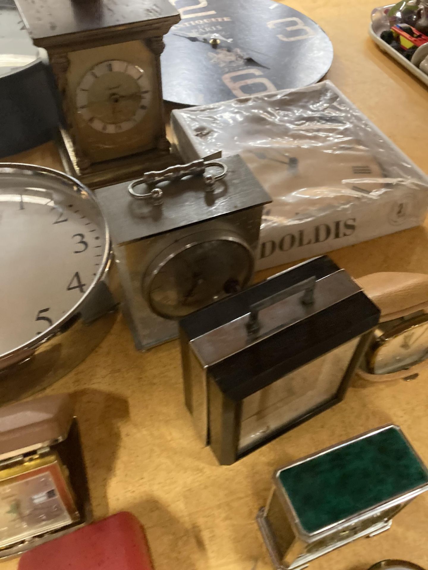 A QUANTITY OF CLOCKS TO INCLUDE VINTAGE TRAVEL ALARM CLOCKS, WALL CLOCKS AND CARRIAGE CLOCKS - Image 6 of 6