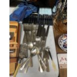 A QUANTITY OF VINTAGE FLATWARE TO INCLUDE CRUMB TRAY