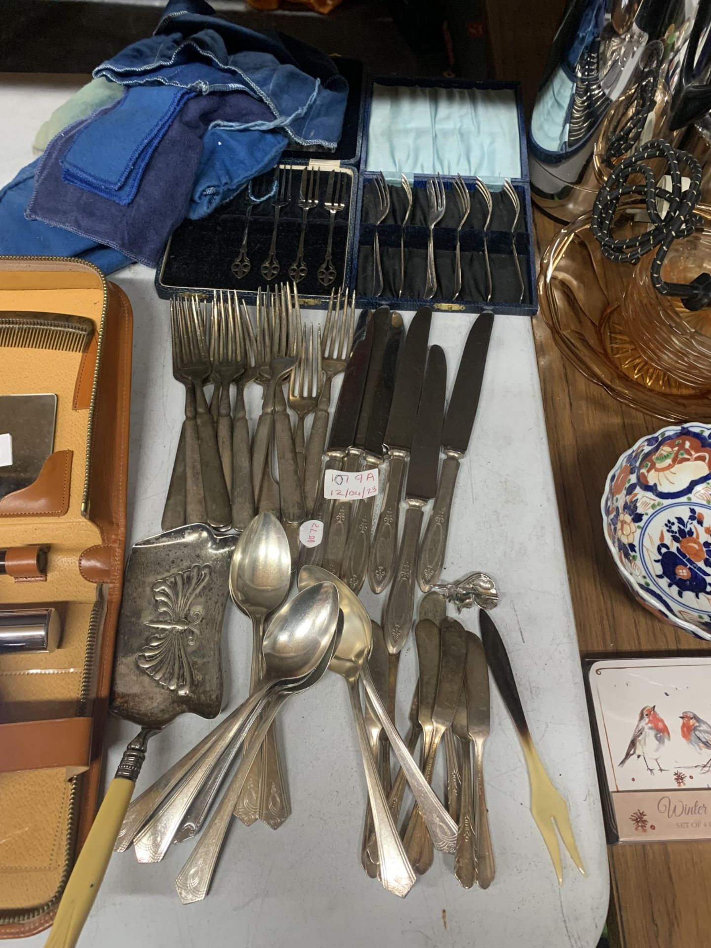 A QUANTITY OF VINTAGE FLATWARE TO INCLUDE CRUMB TRAY