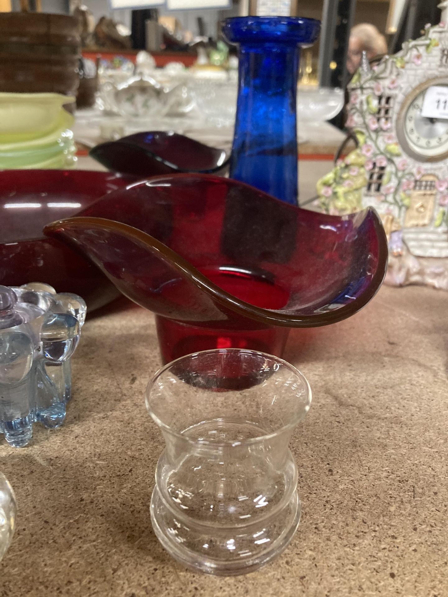 A QUANTITY OF GLASSWARE TO INCLUDE CRANBERRY GLASS BOWLS, PAPERWEIGHTS, SMALL VASES, BOWLS, ETC - Bild 3 aus 4