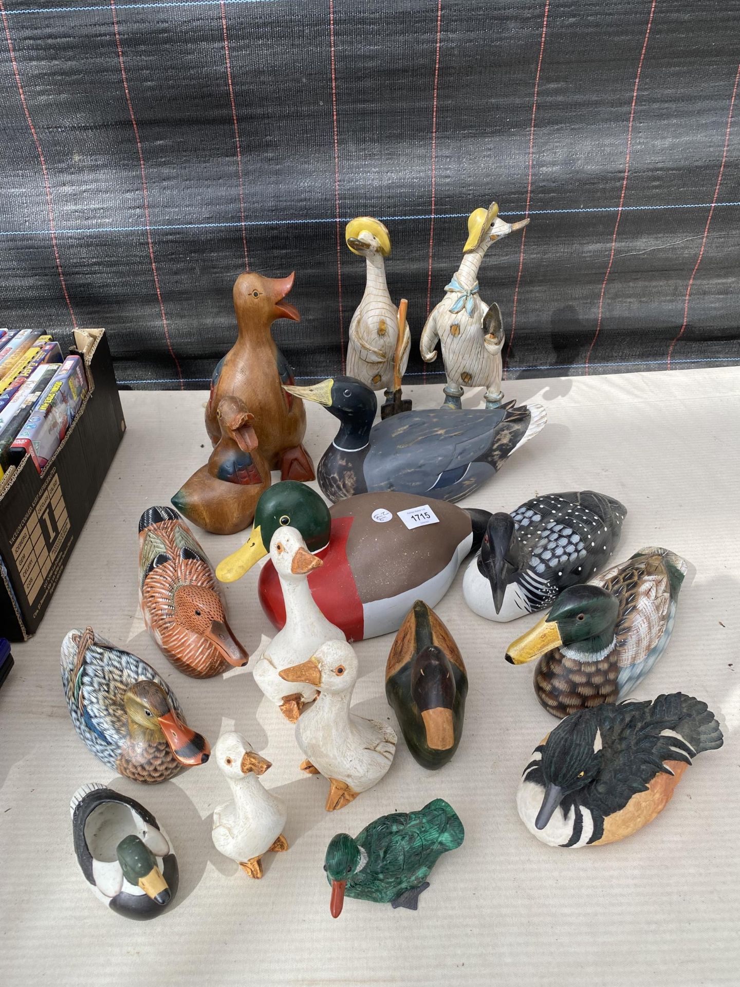 A LARGE ASSORTMENT OF DECORATIVE WOODEN DUCKS